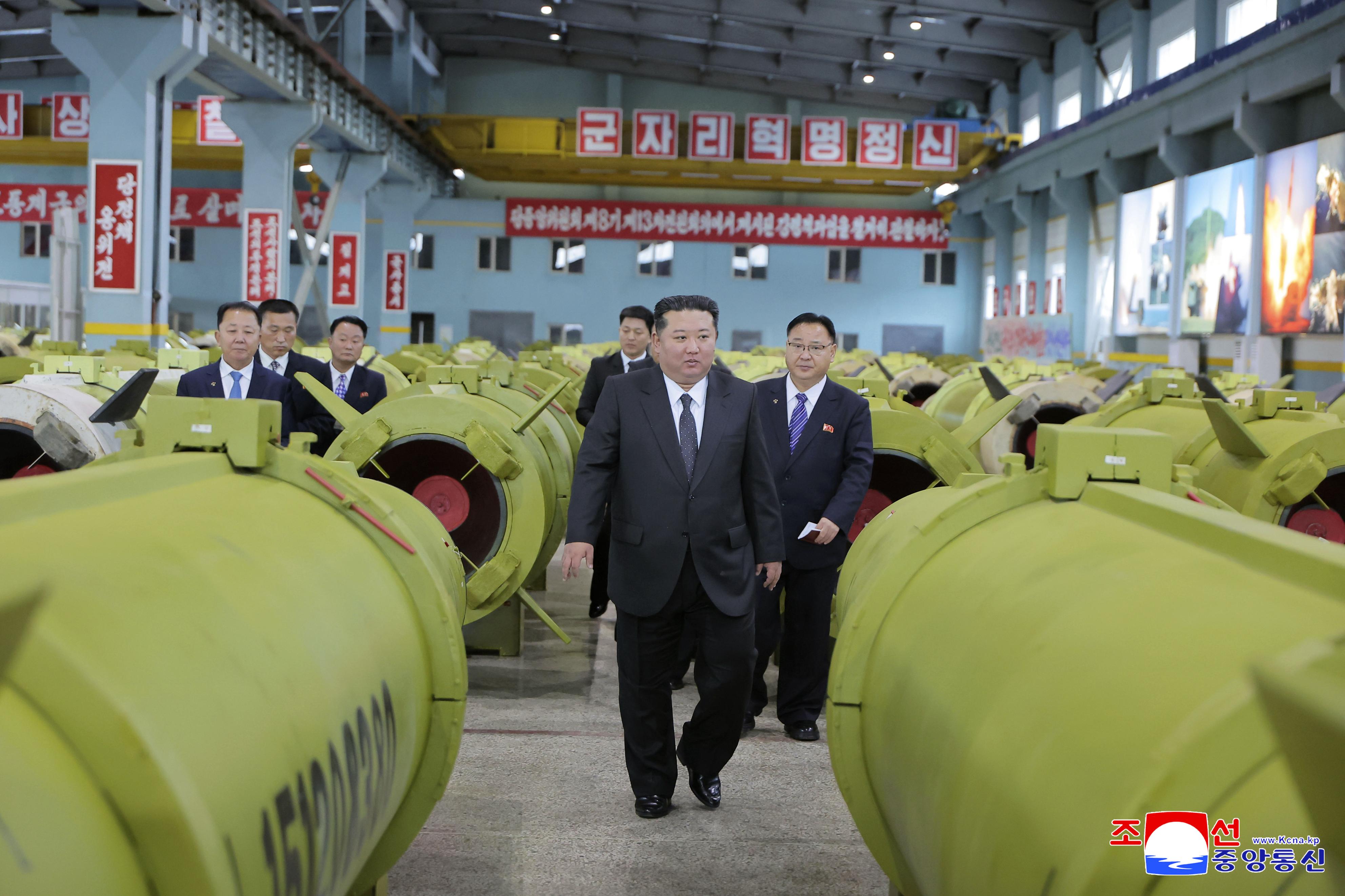 金正恩総書記がミサイルや砲弾の生産状況視察、増産指示と企業所建設