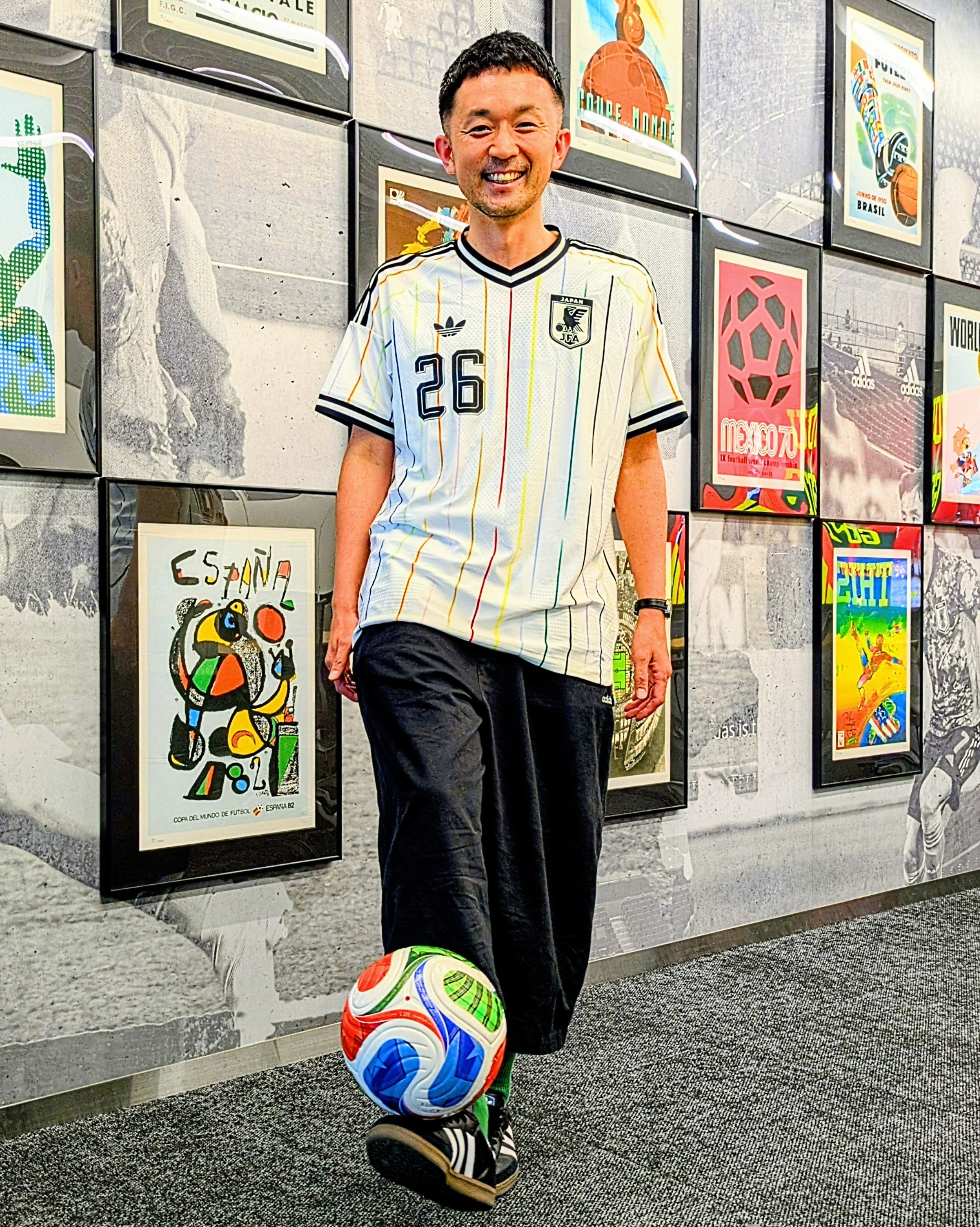 サッカーユニホームを街着に「ブロークコア」 W杯日本代表のアウェー
