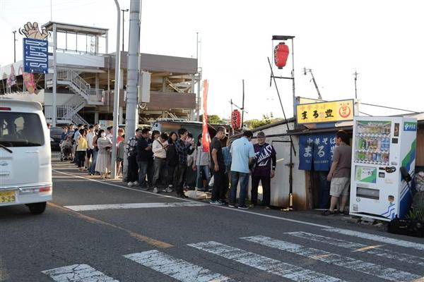 地盤沈下で傾いたラーメン店 最終日も長 い列 平板 と こぼれん棒 の定番スタイルはもう見納め 産経ニュース