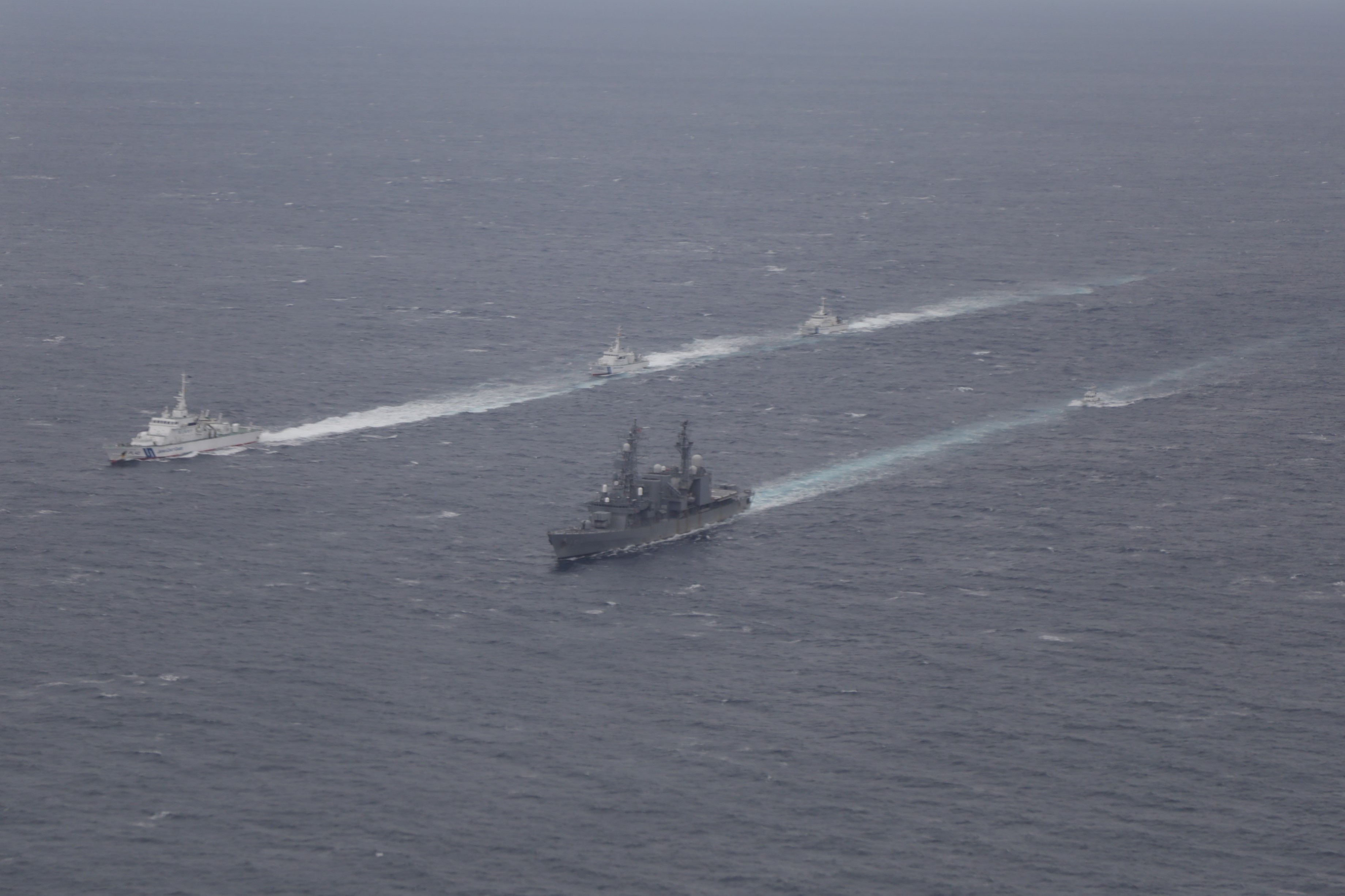 日本の重要施設に不審船」想定し海上保安庁が海上自衛隊と共同訓練