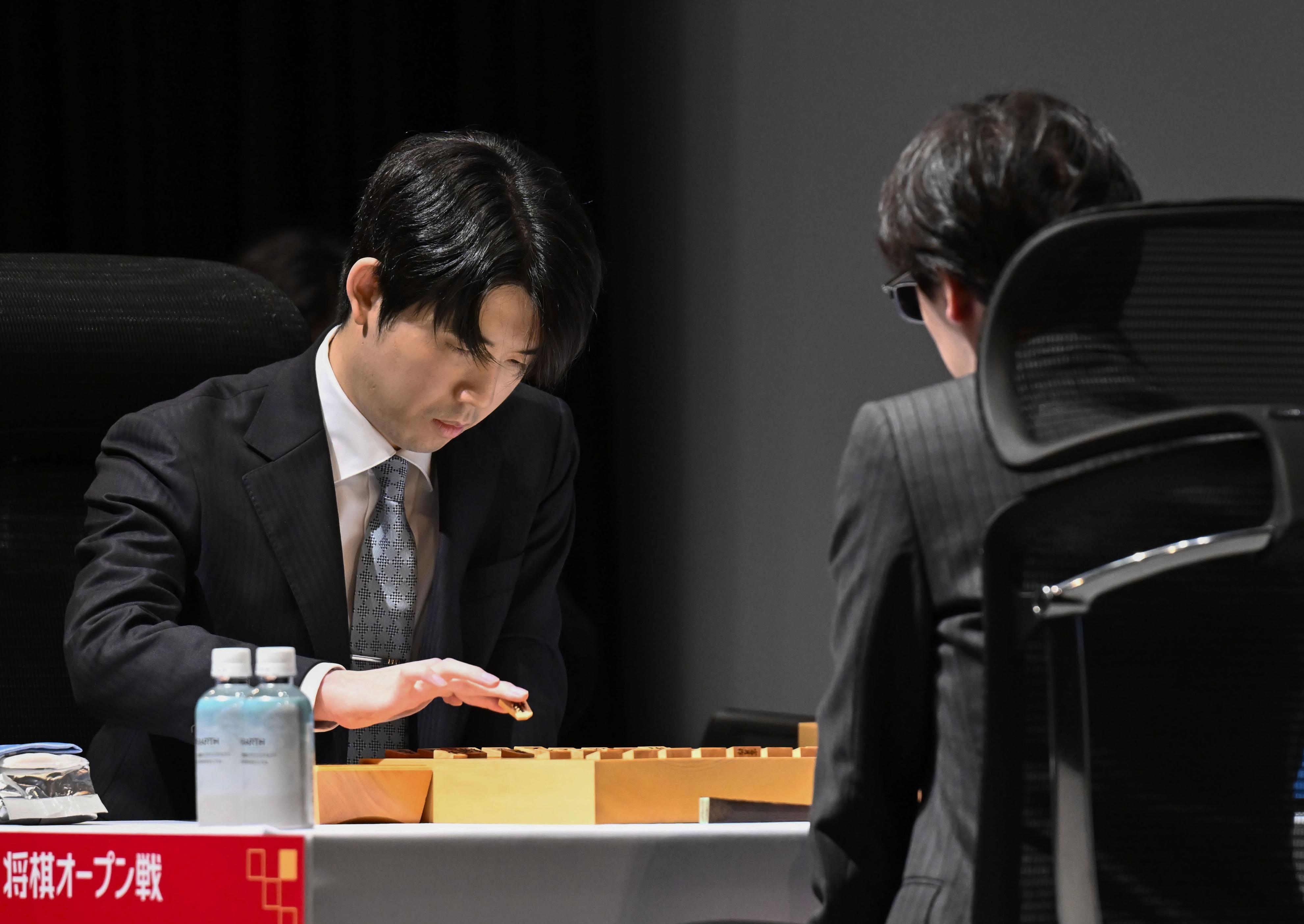 藤井聡太六冠が朝日杯5度目の優勝 羽生善治九段と並び最多「大きな経験