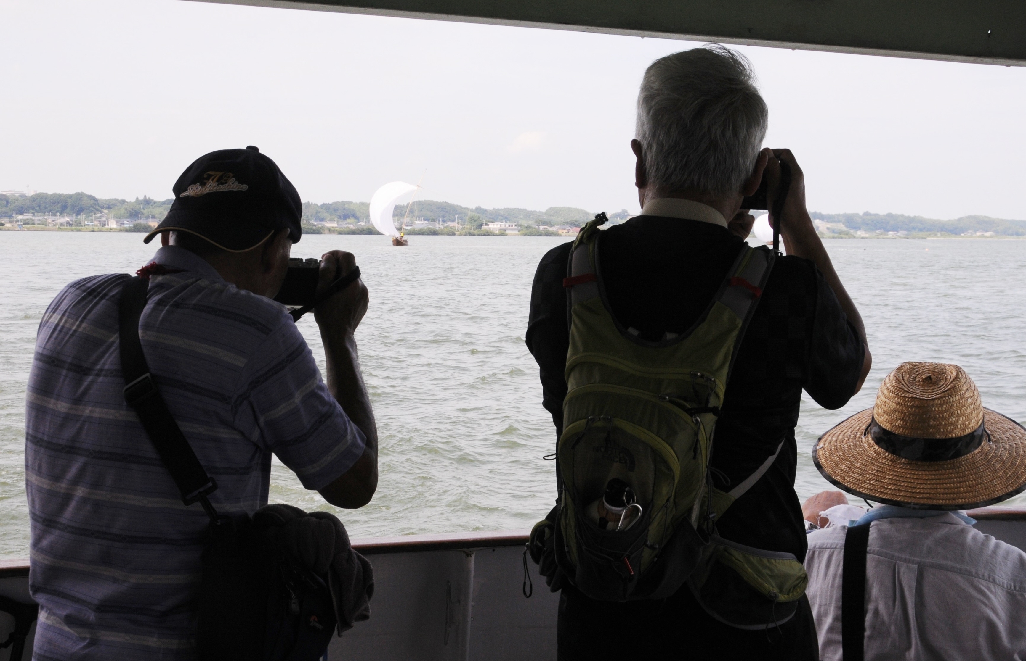 湖面の風受け大きく膨らむ迫力の帆、遊覧船から楽しむ「霞ケ浦の