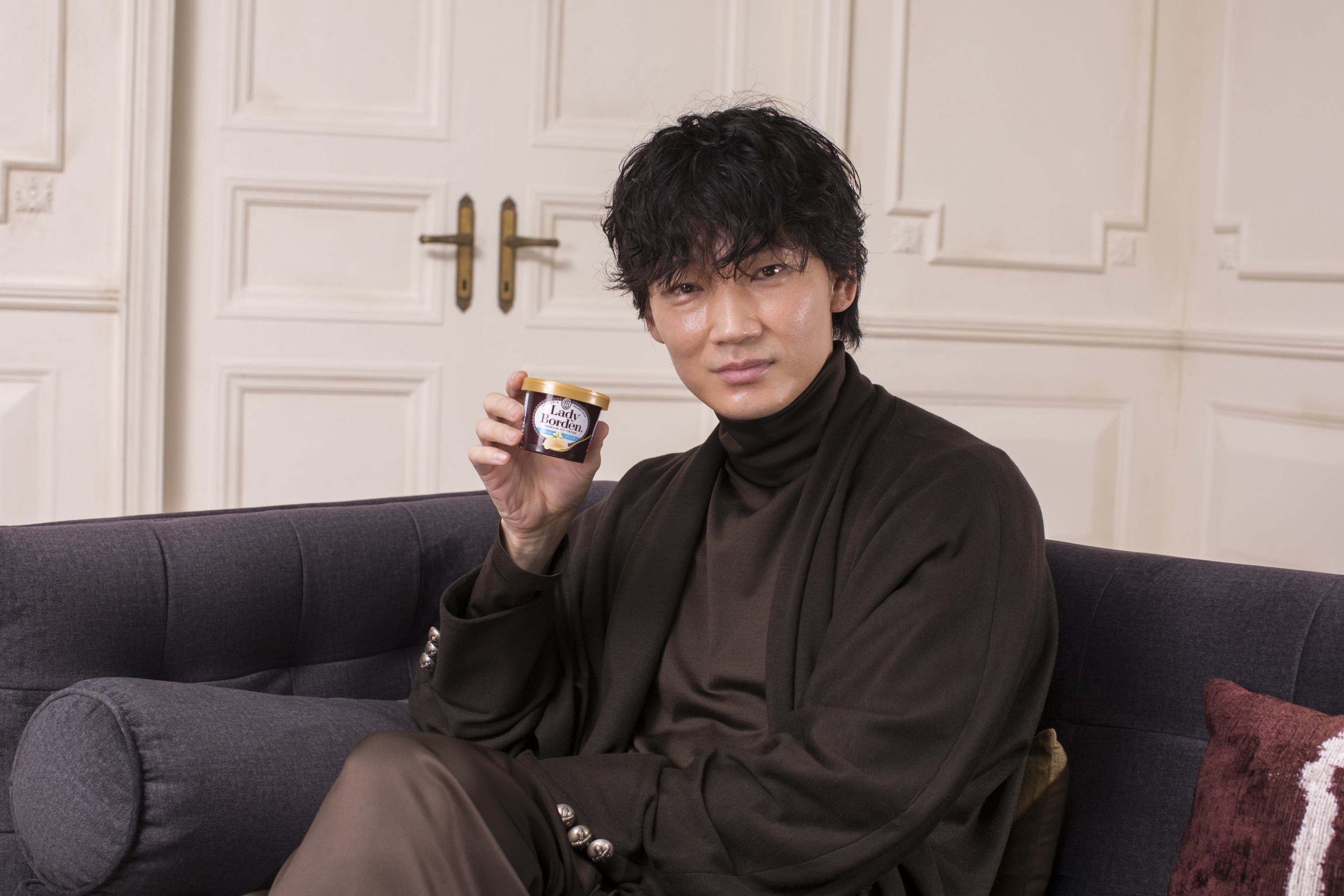 綾野剛の「濃い」時間 ロッテ「レディーボーデン」の新CM「再会」篇