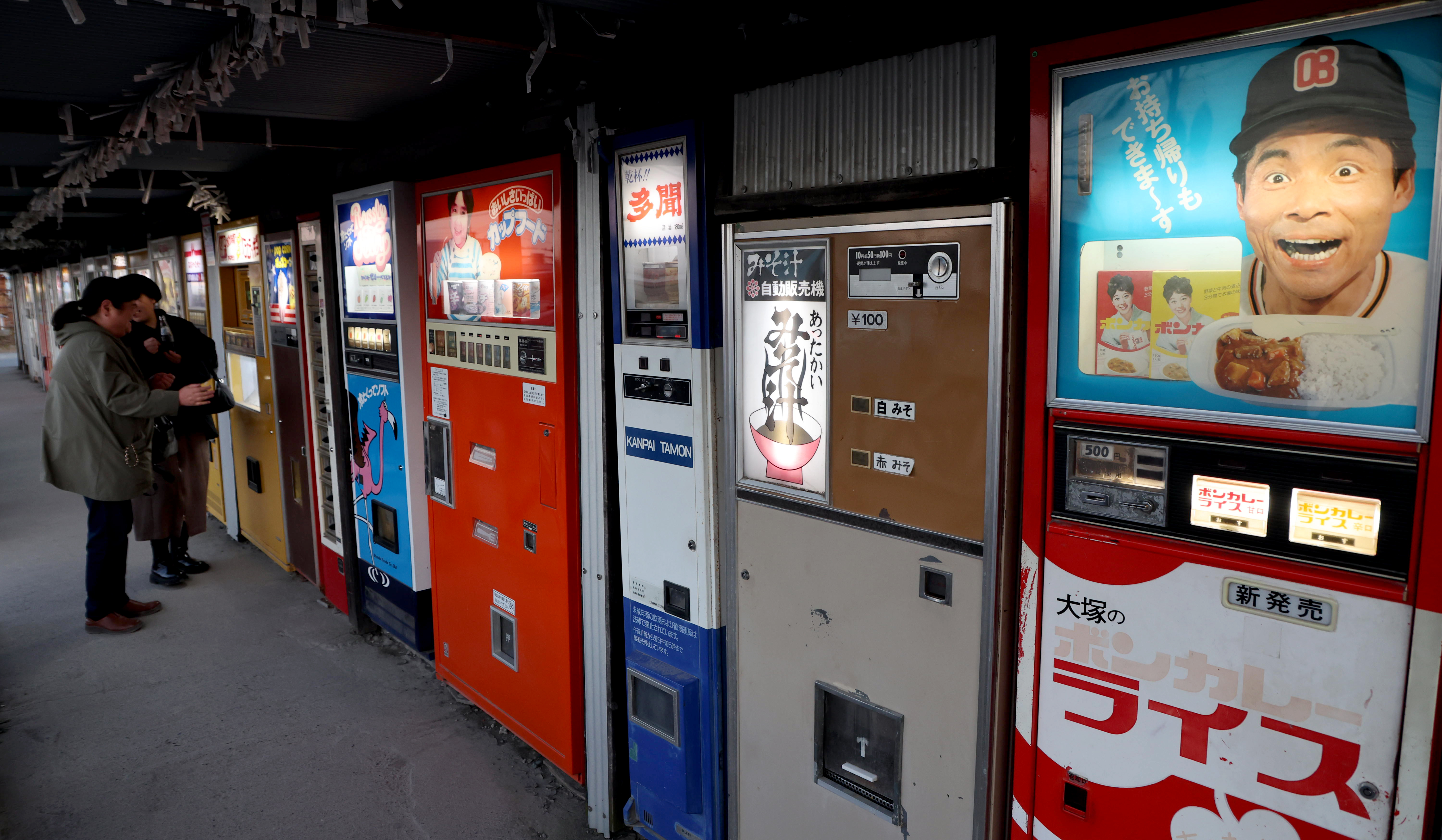 自販機のうどん・そば、老舗の町中華、学校給食の揚げパン… 懐かしの味