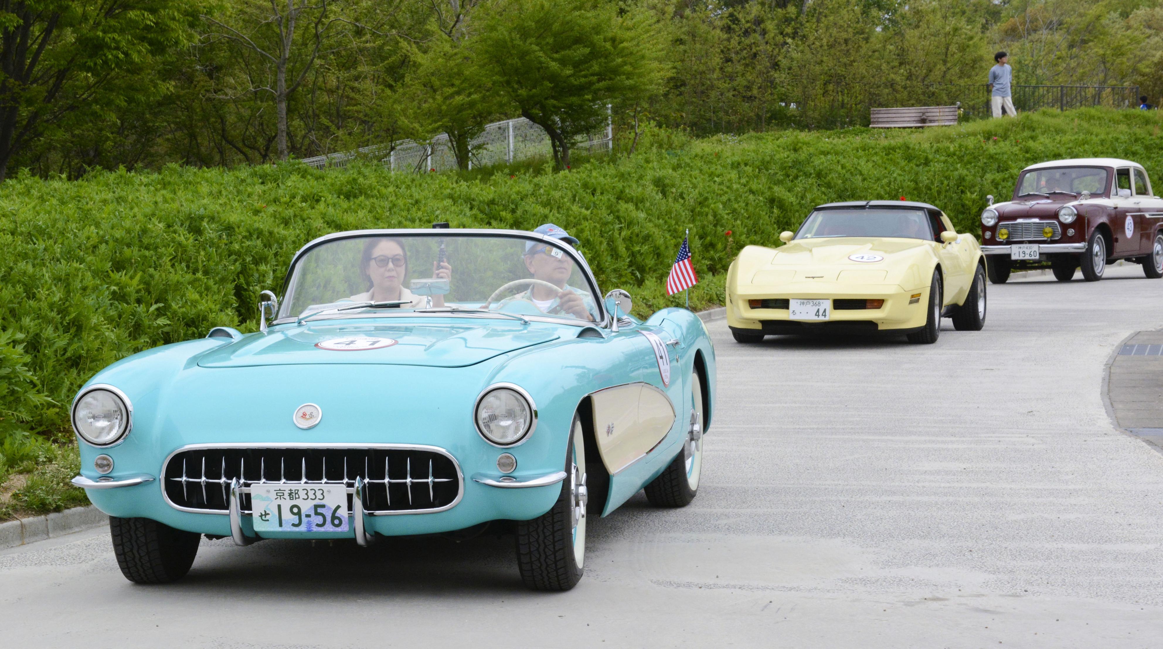 クラウンやポルシェ、フェラーリ…往年の名車120台がパレード