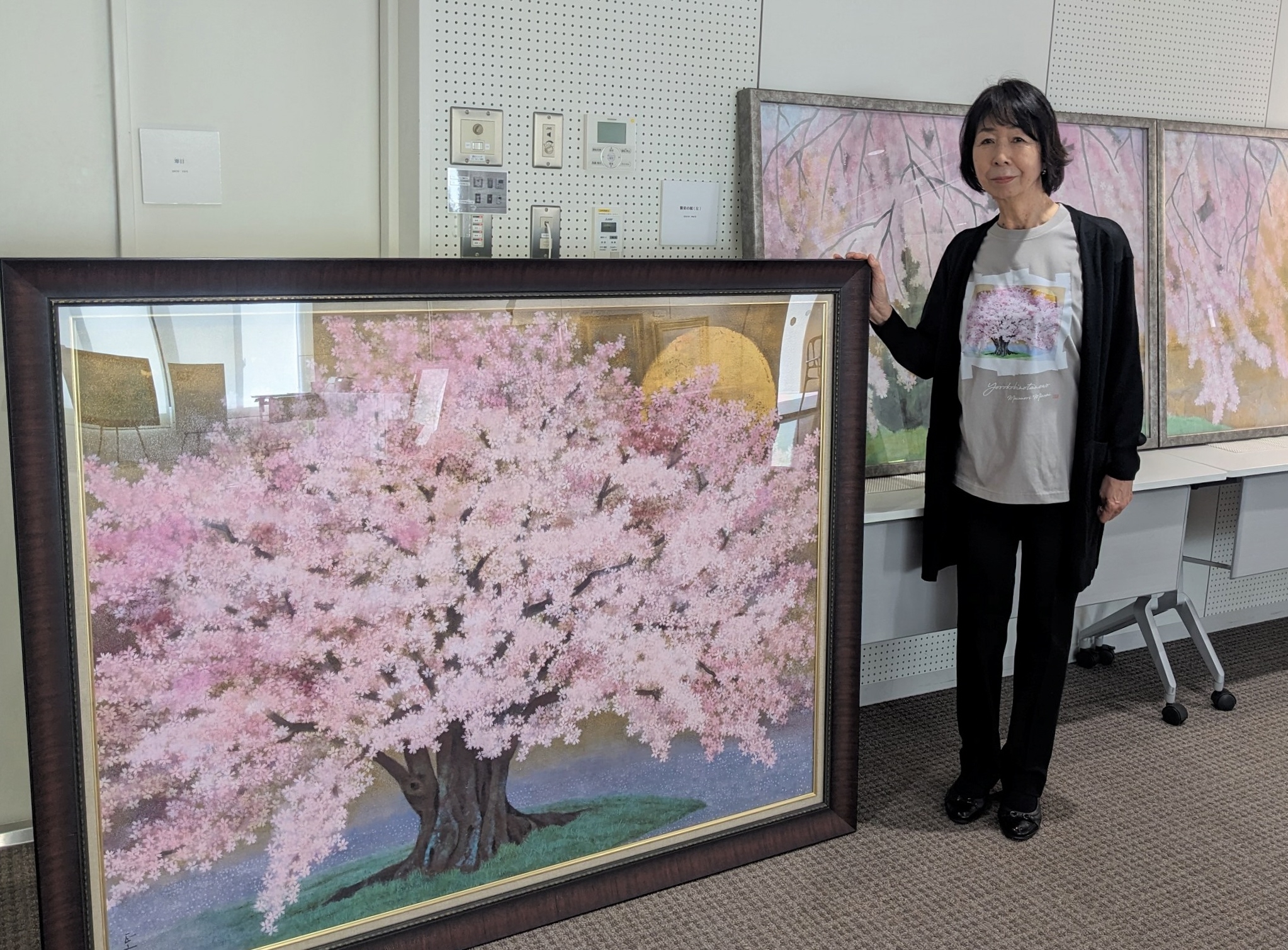 口と足で描く日本画家、故・南正文さんの個展 代表作の一本桜の