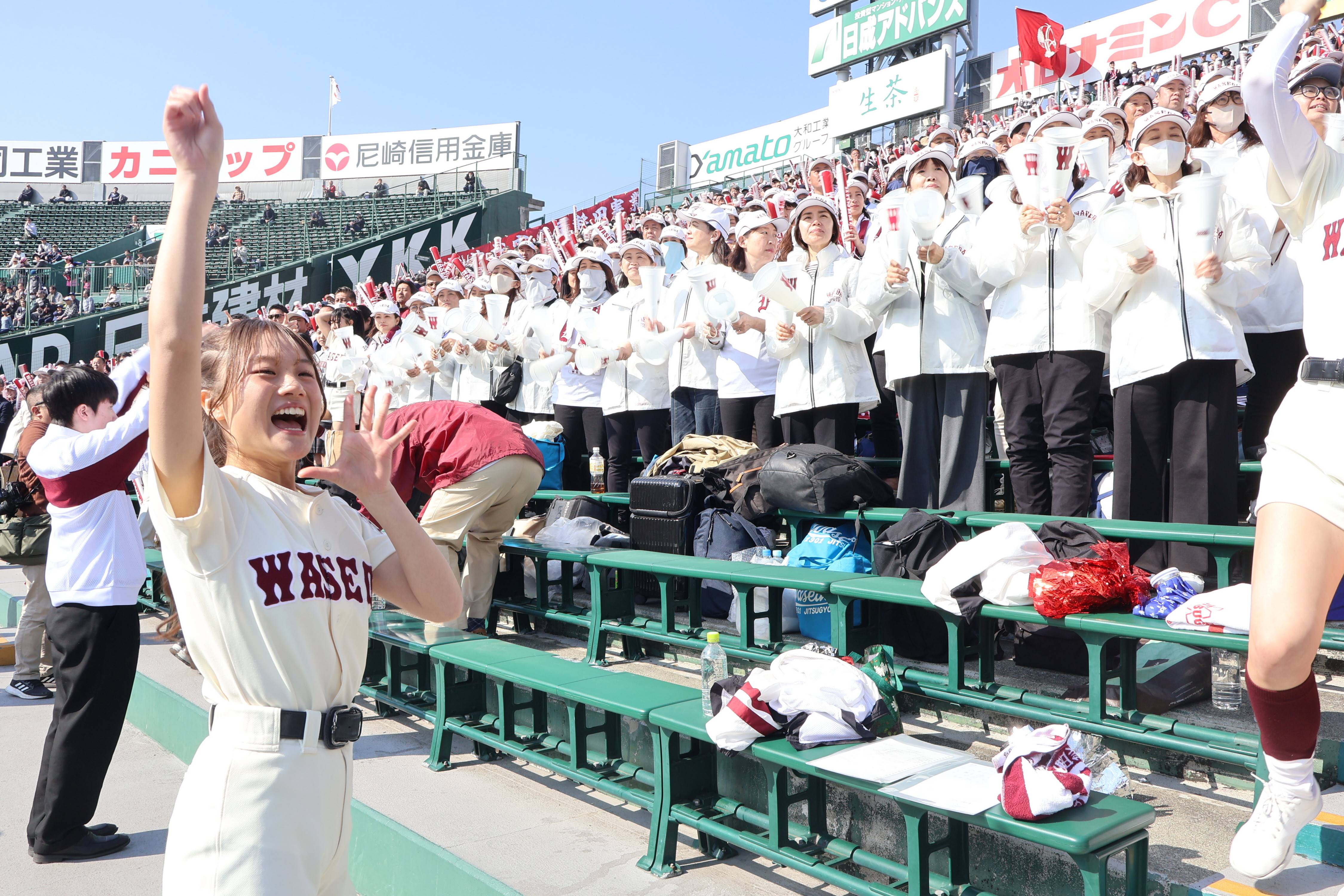 早実、12安打の猛攻で高松商破る 名物応援団「紺碧の空」で左右に揺れ
