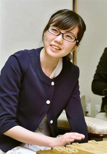 将棋の渡部愛女流王位が就位式 大好きな コナン ばりに難局切り抜け 1 3ページ 産経ニュース