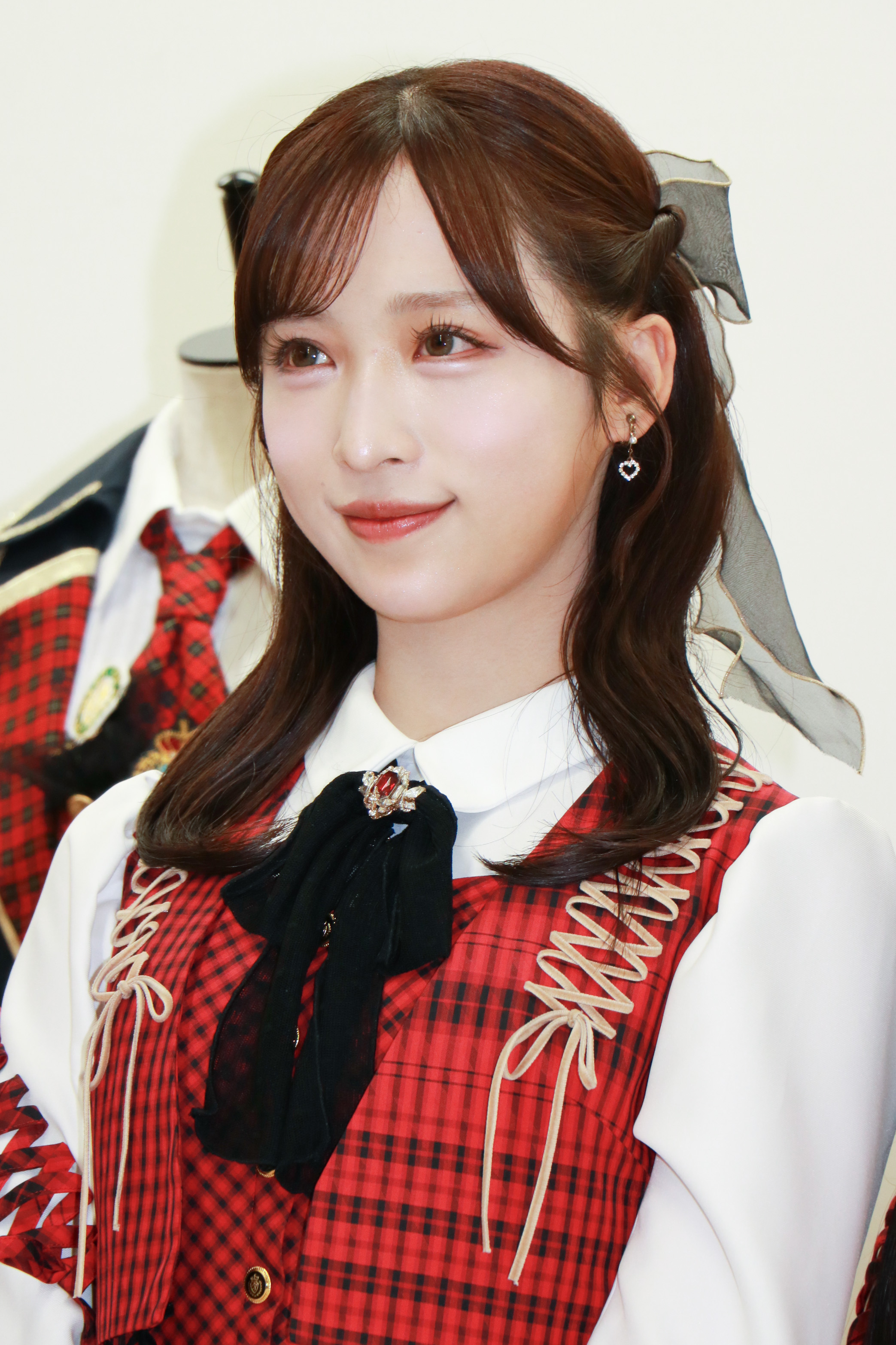 AKB48小栗有以、新曲「名残り桜」MVオフショット公開！ 制服姿や