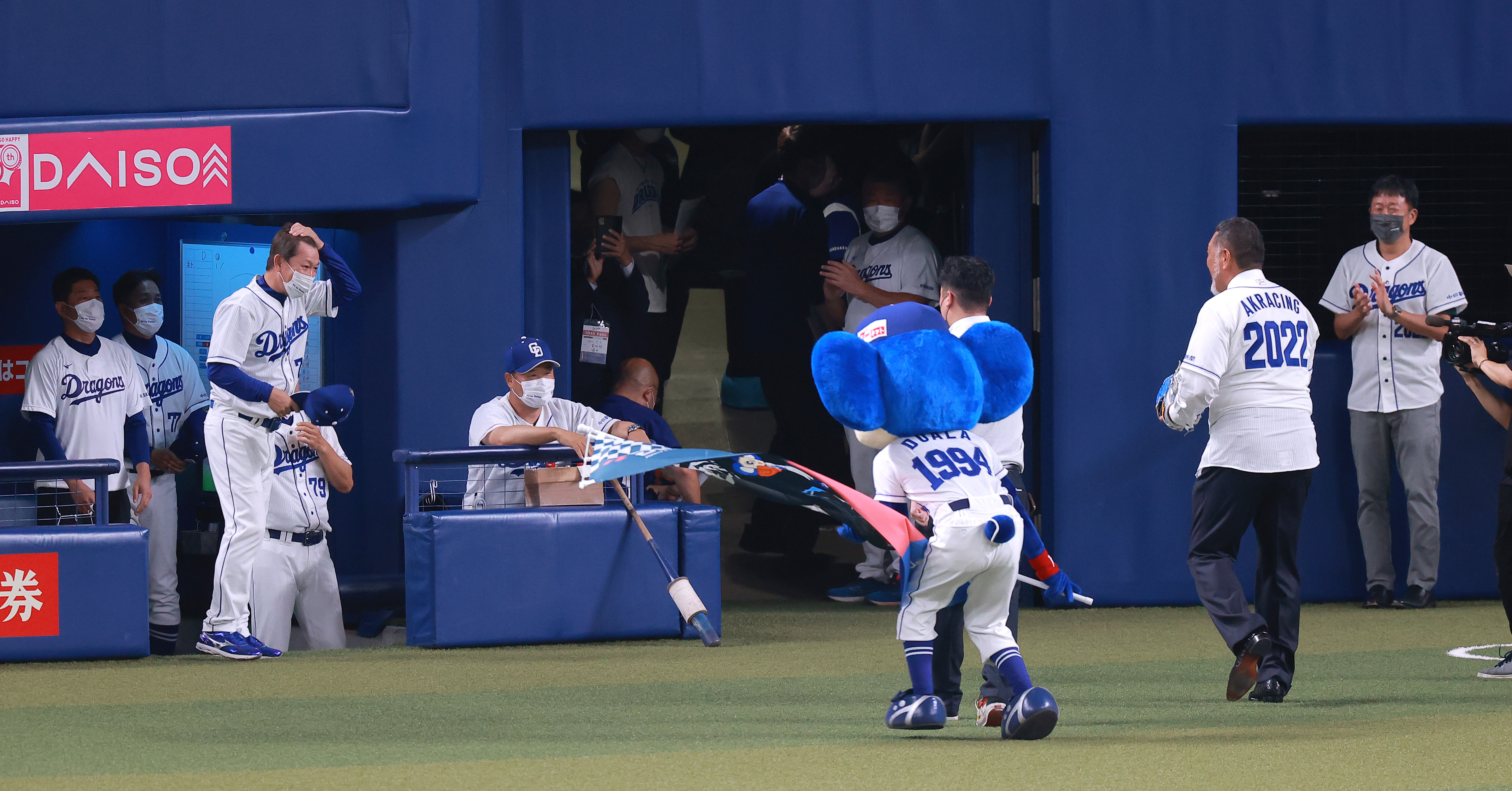 フォト特集】清原和博さん「感動した」 中日ユニホームで始球式 - 産経