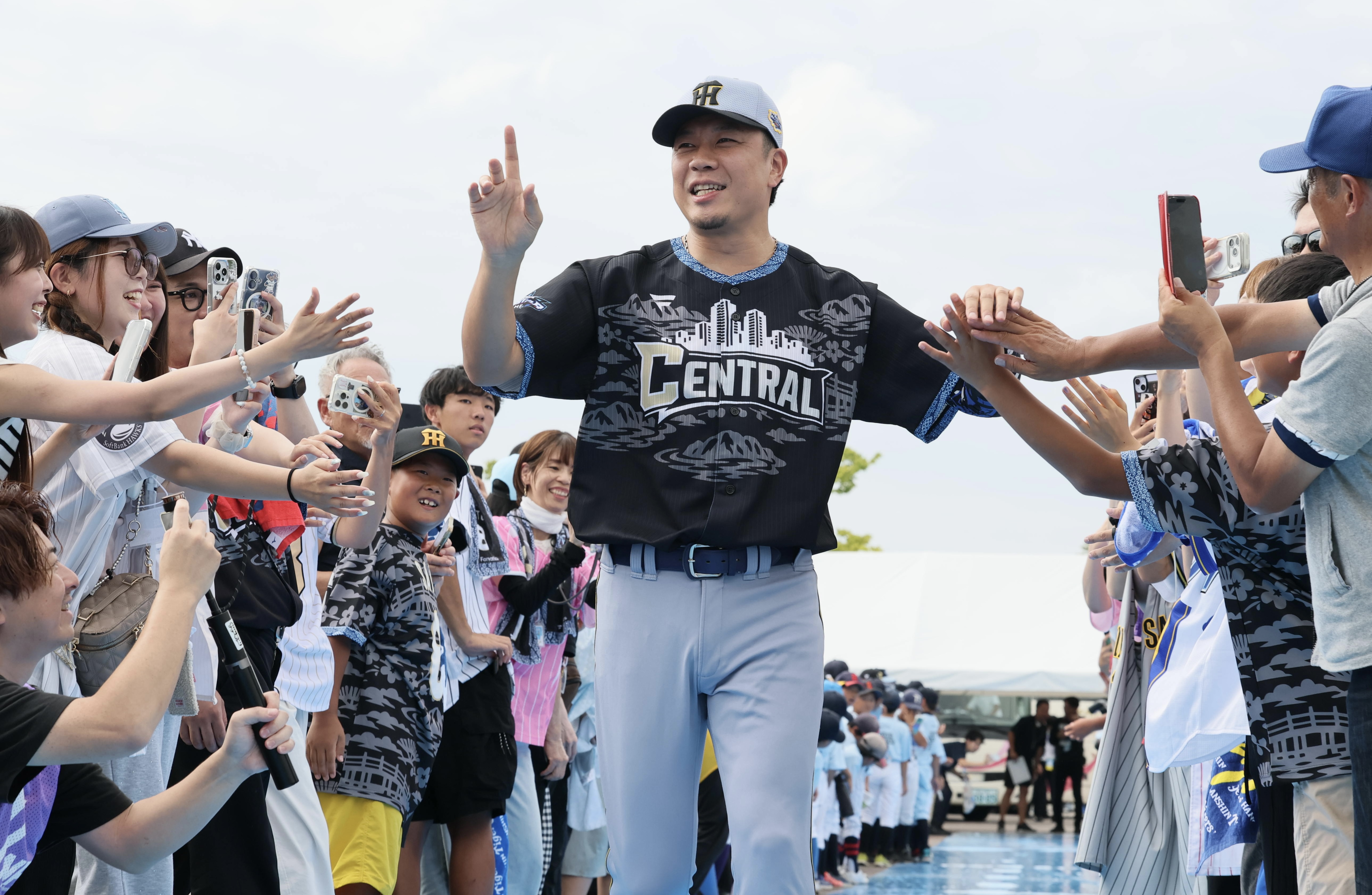 中日・大野雄大が阪神のユニホームで登場「正直、夢が叶いました