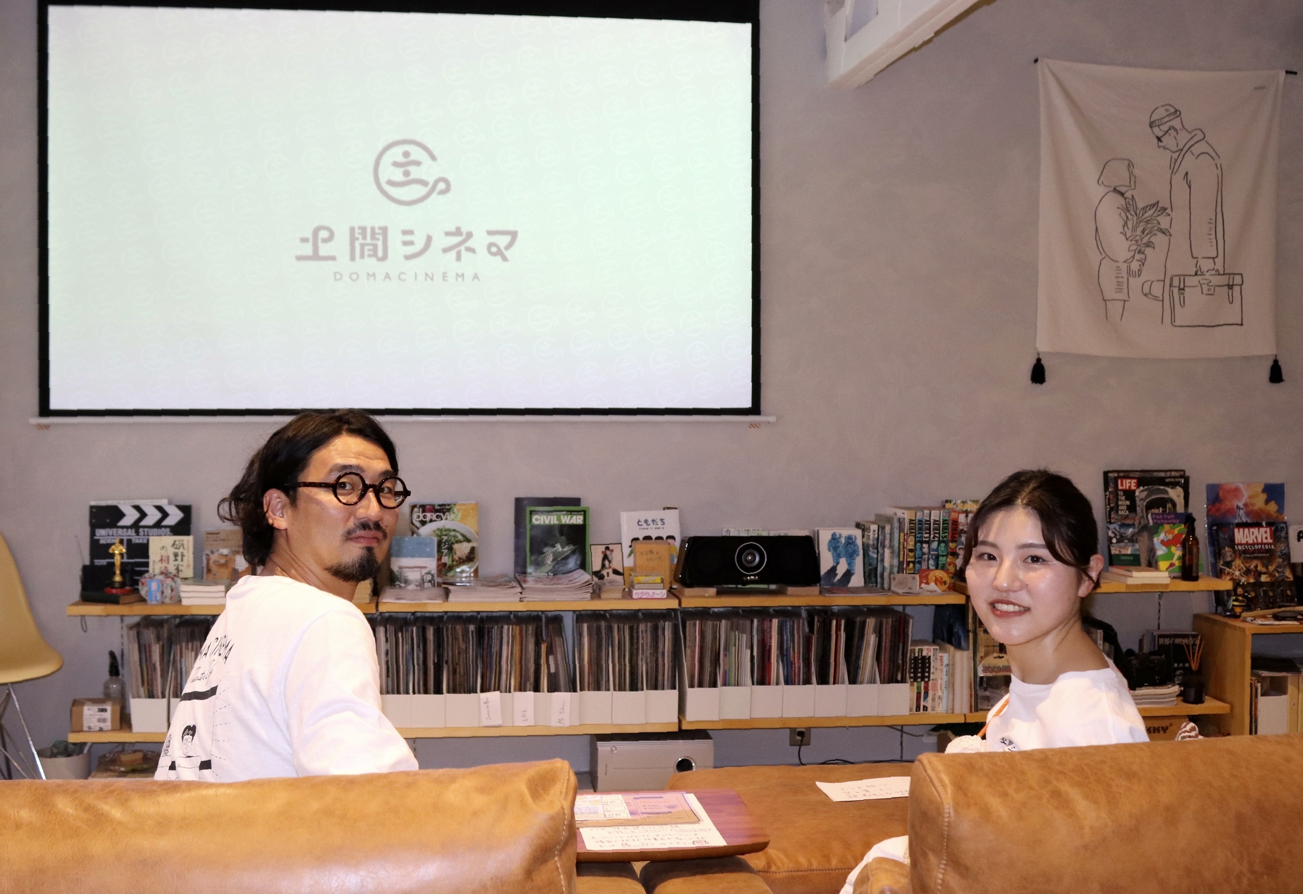自宅の居間を「映画館」に改装 大阪の住宅街に隠れ家シアター「土間