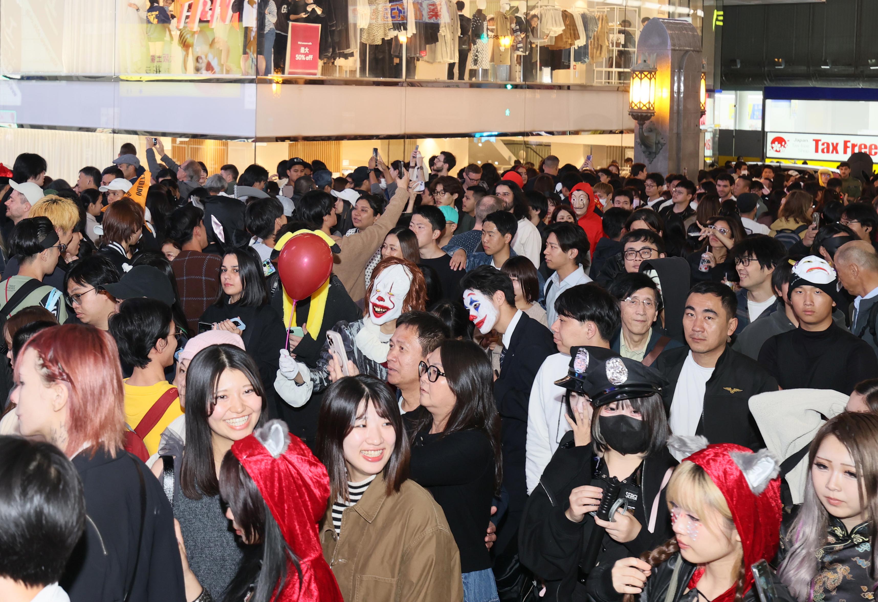 コスプレや撮影楽しみたい」ハロウィン迎えた大阪・戎橋に若者ら集結