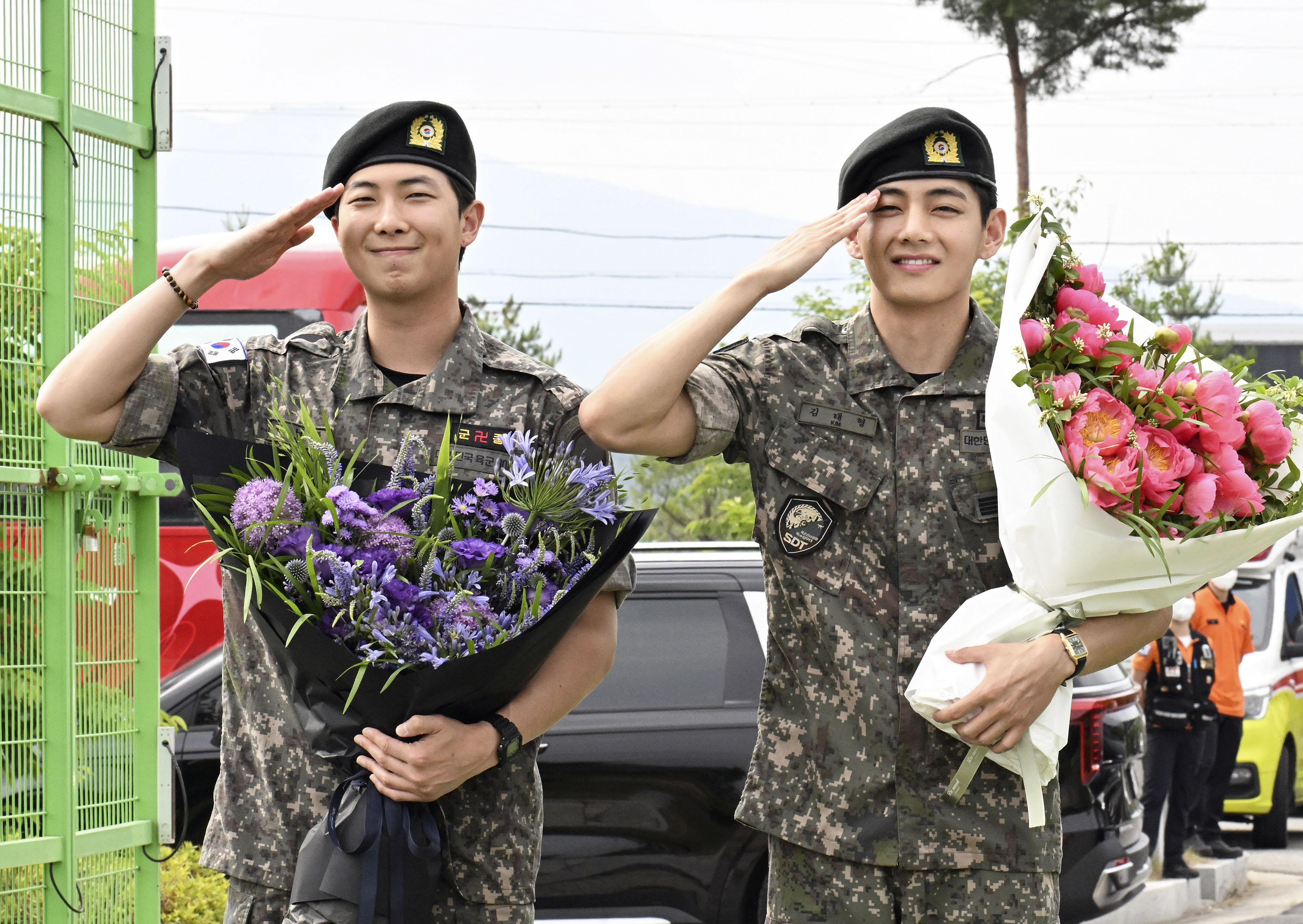 BTSのRMさんとVさん、約1年半の兵役を終え除隊 軍服姿でファンに