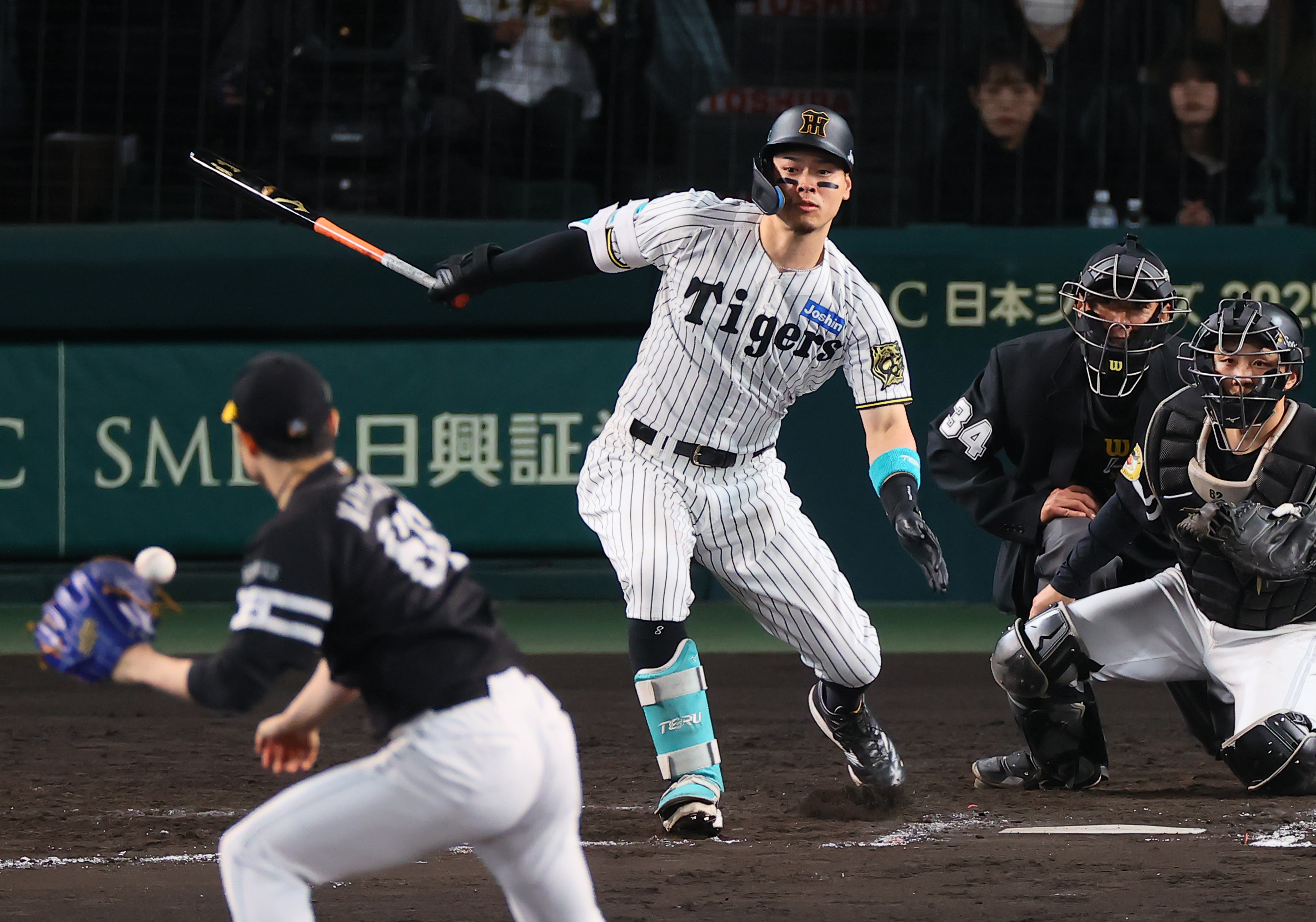 LINE - 阪神 #SMBC日本シリーズ2025 #佐藤 八回に2点を奪い1 2025