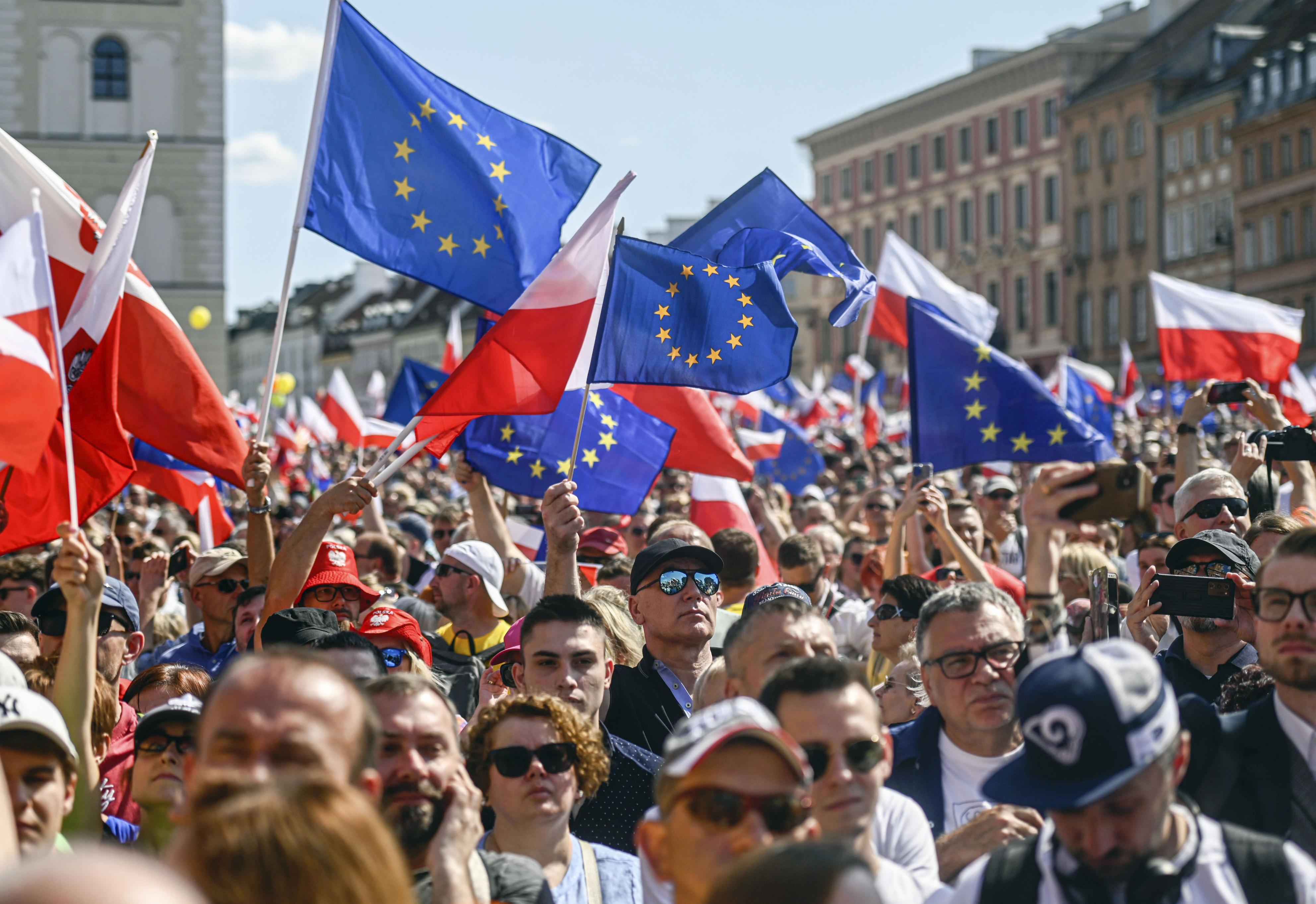 ポーランドで50万人デモ 保守与党の強権政治に抗議 - 産経ニュース