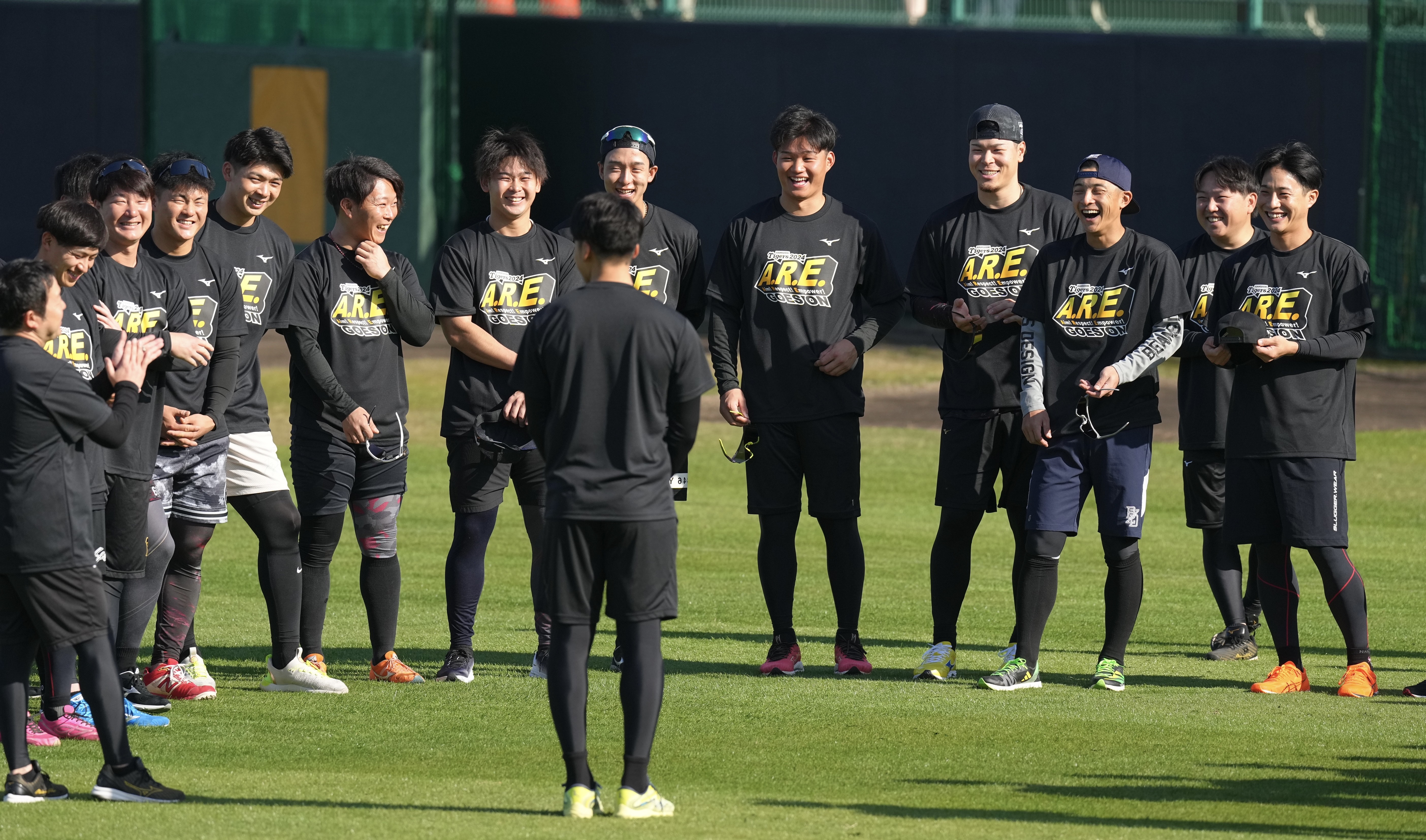 阪神、先乗り合同自主トレ開始 チームスローガンのTシャツ着用