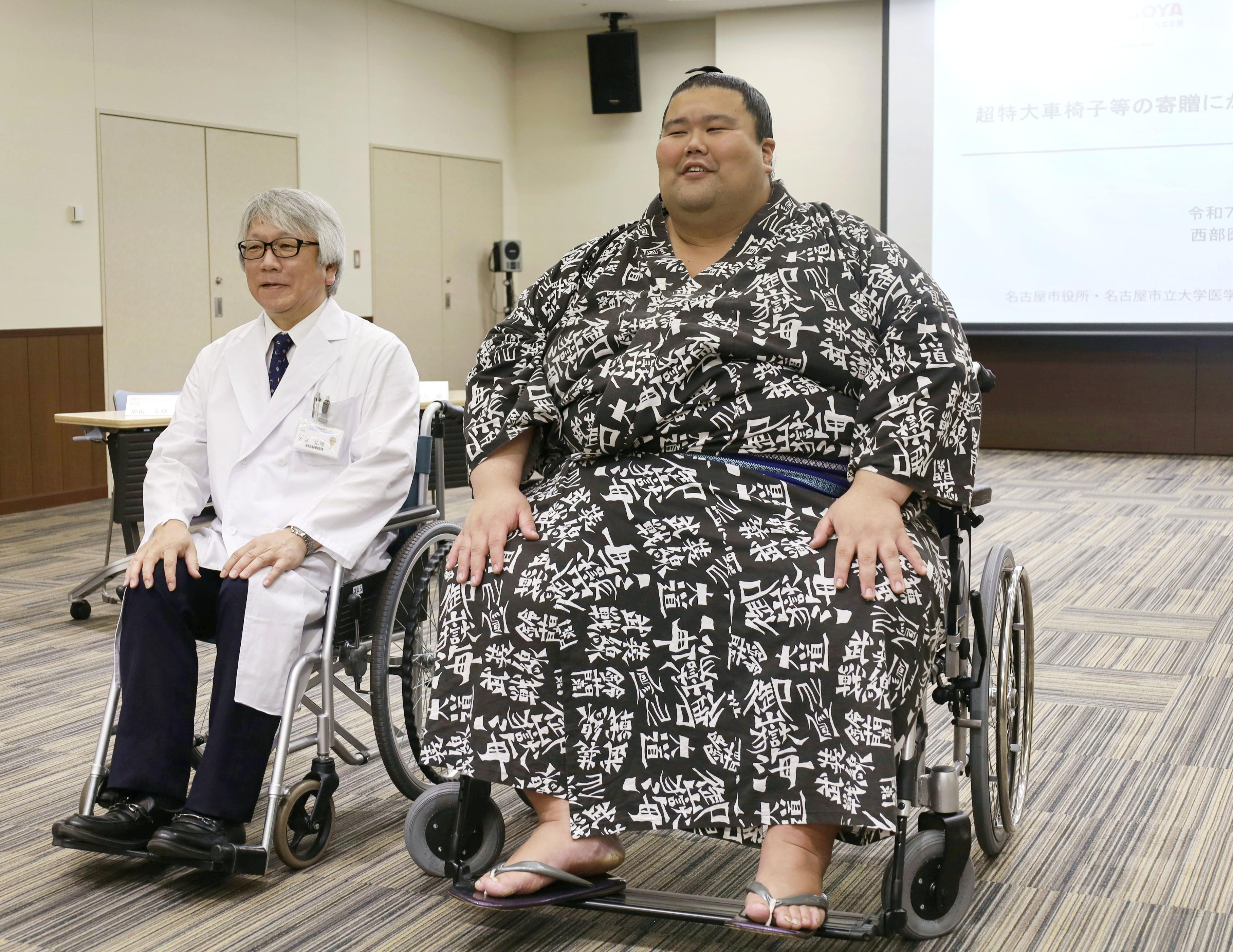 現役最重量252キロの力士「安心」300キロ対応の車いす配備 大相撲