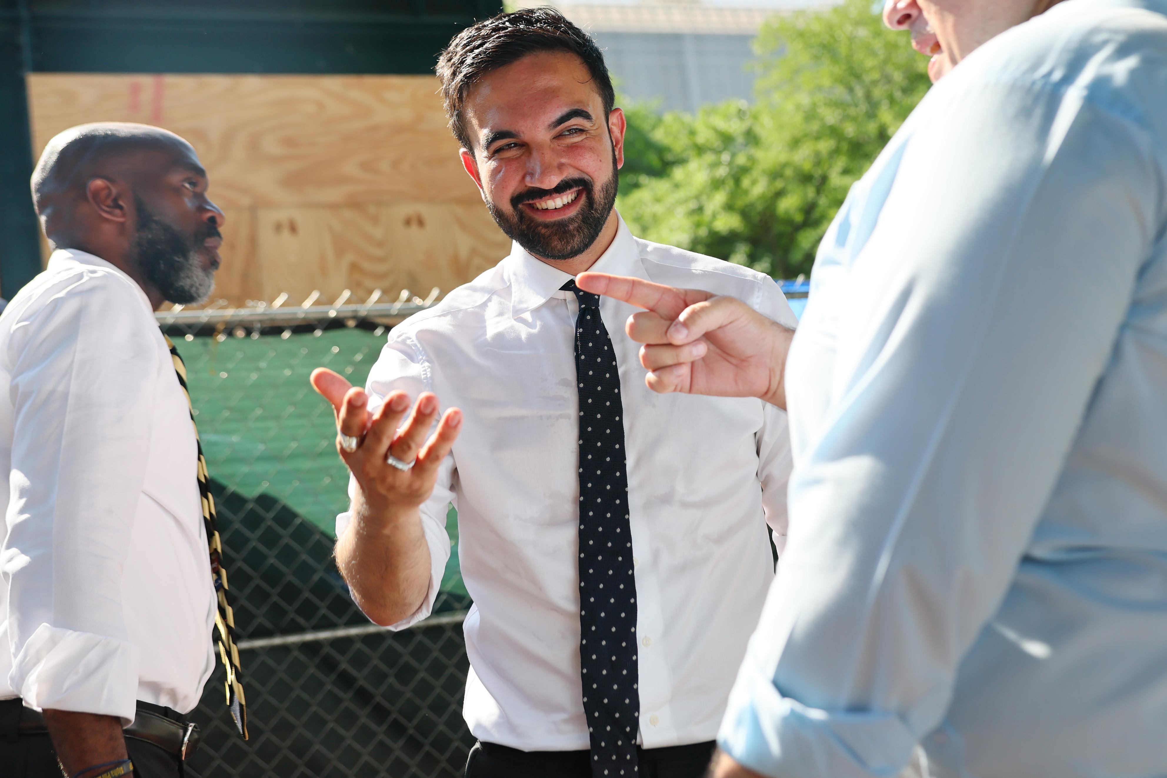 ニューヨーク市長選の民主党予備選で「大番狂わせ」 33歳急進左派候補
