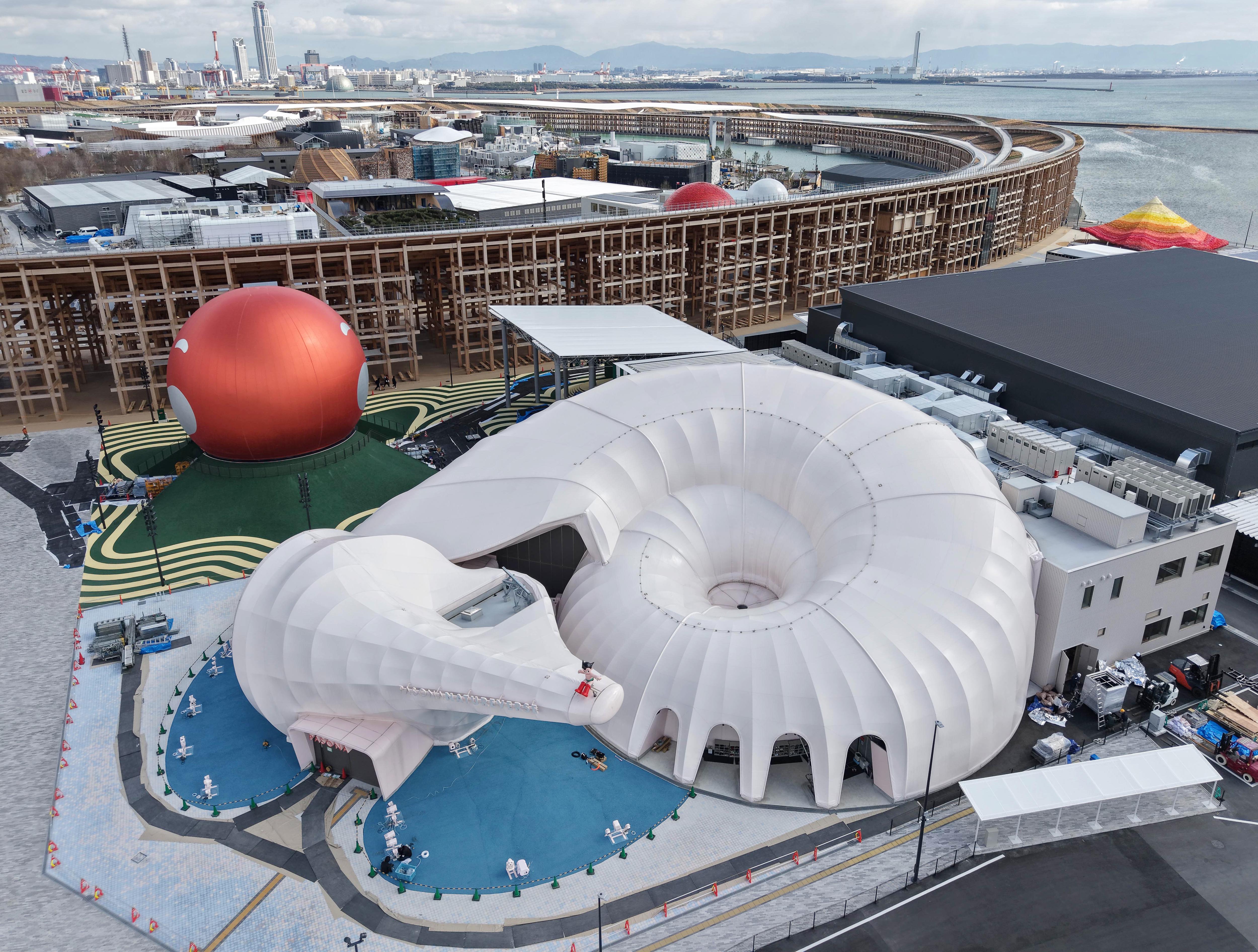 巨大湾曲画面で宇宙旅行できる三菱未来館、鉄腕アトムのパソナ館 井上