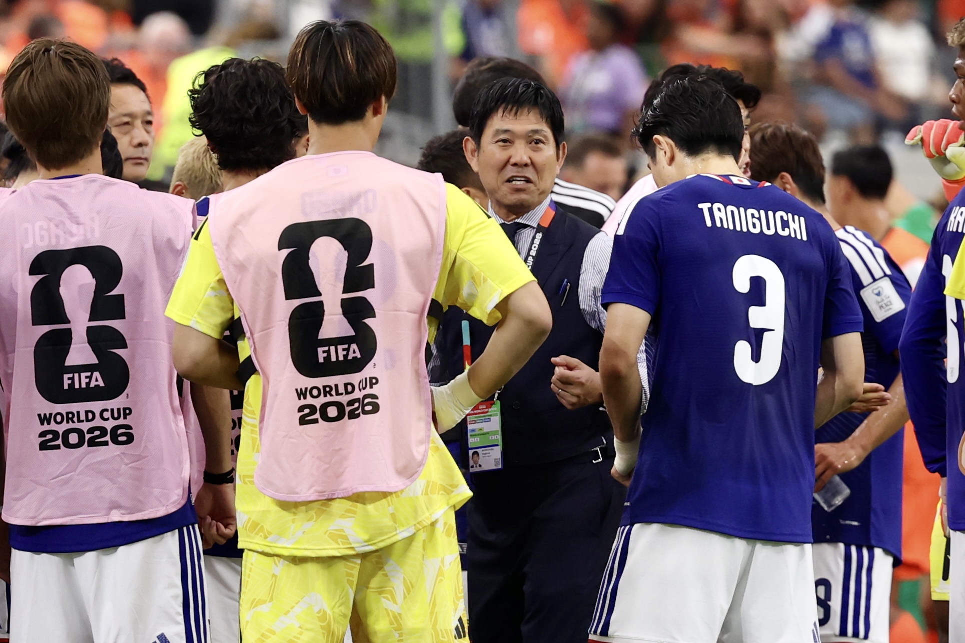 日本代表ベンチに、遠藤航のユニホーム掲げられる - サンスポ