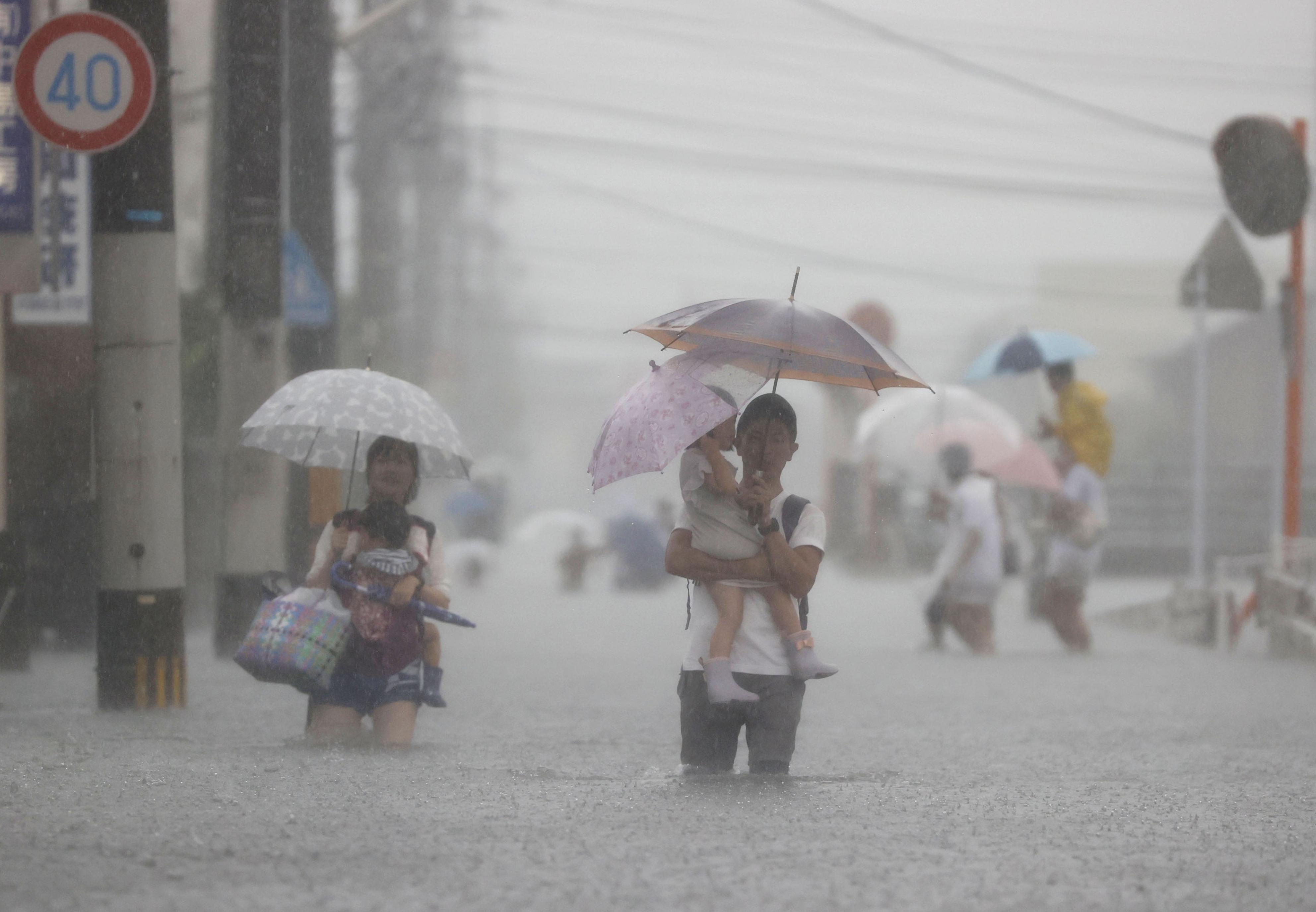 冠水した道路 歩く サンダル