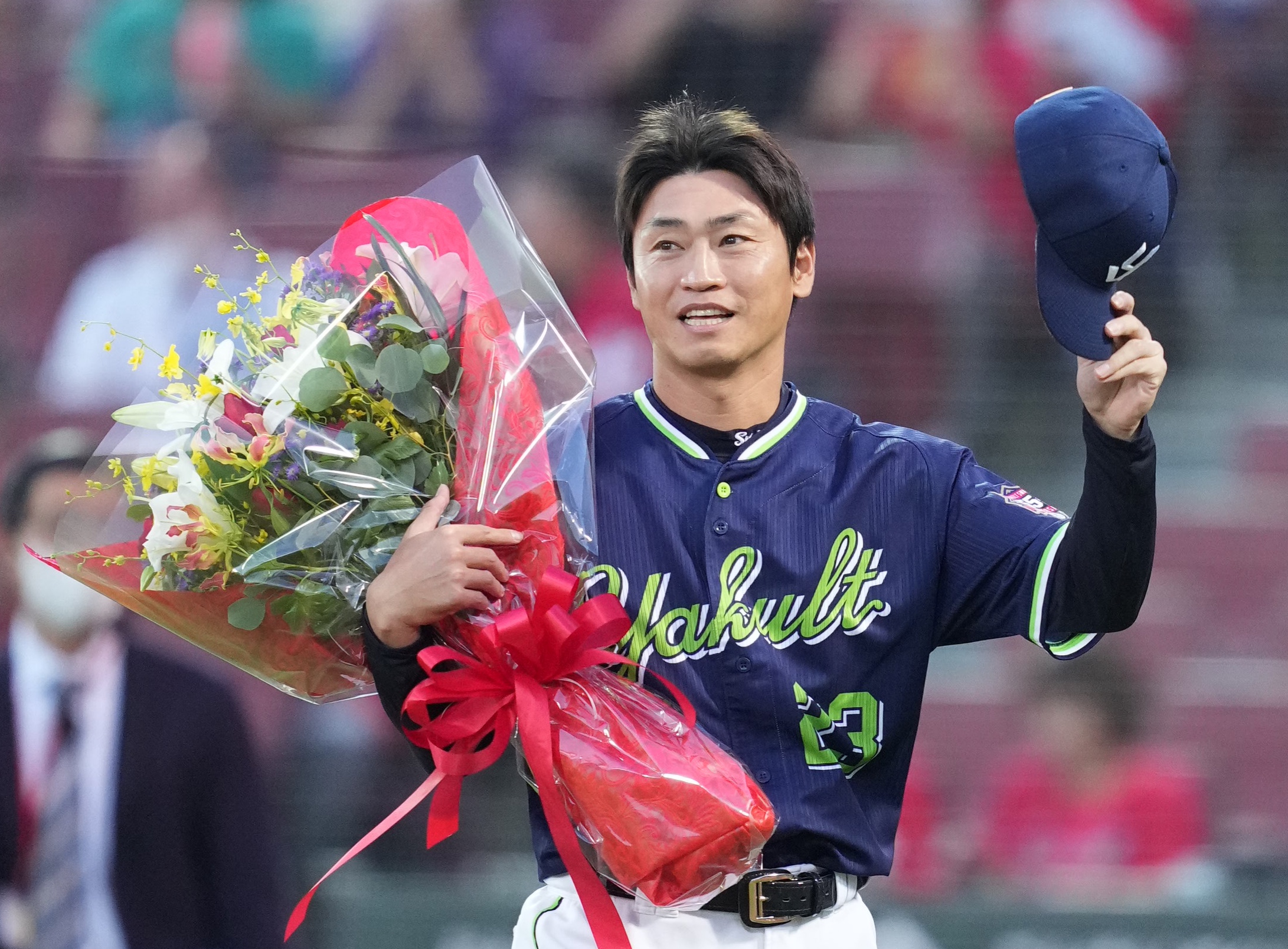 ヤクルト・青木宣親の引退試合でGLAYのTAKUROが国歌演奏 10・2広島戦 ヤクルト・青木宣親の引退試合でGLAYのTAKUROが国歌演奏 10・2広島戦