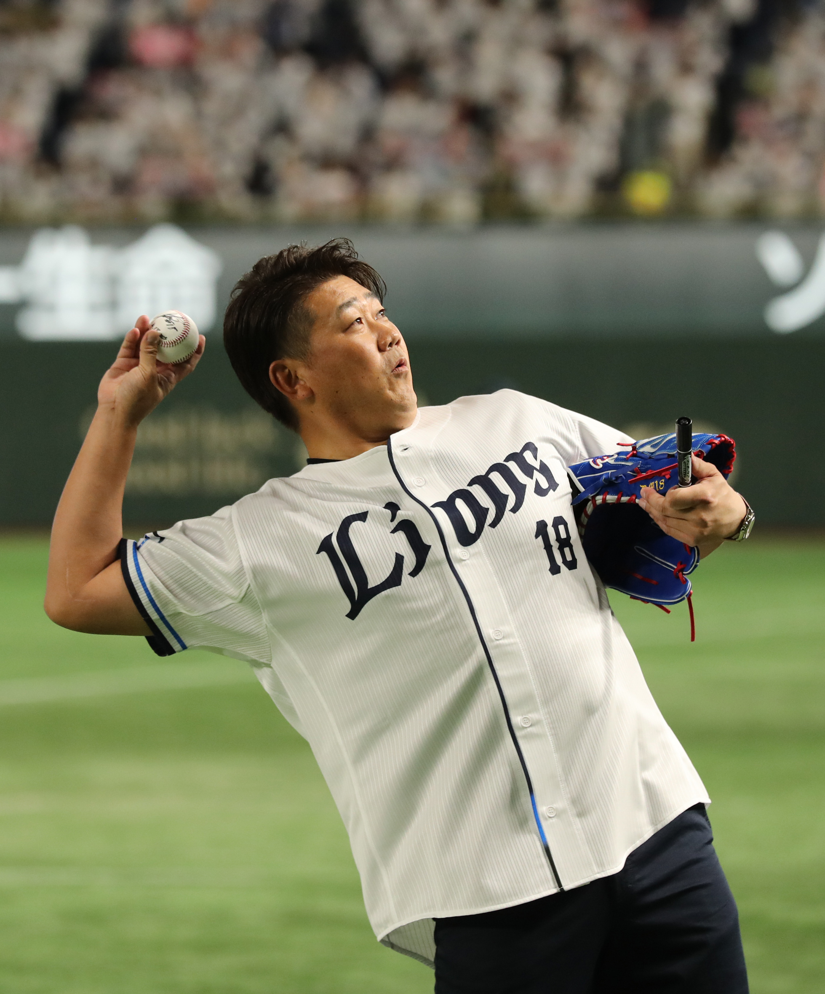 フォト】投手へ配慮、マウンド上がらず投球 松坂さん始球式 - 産経ニュース