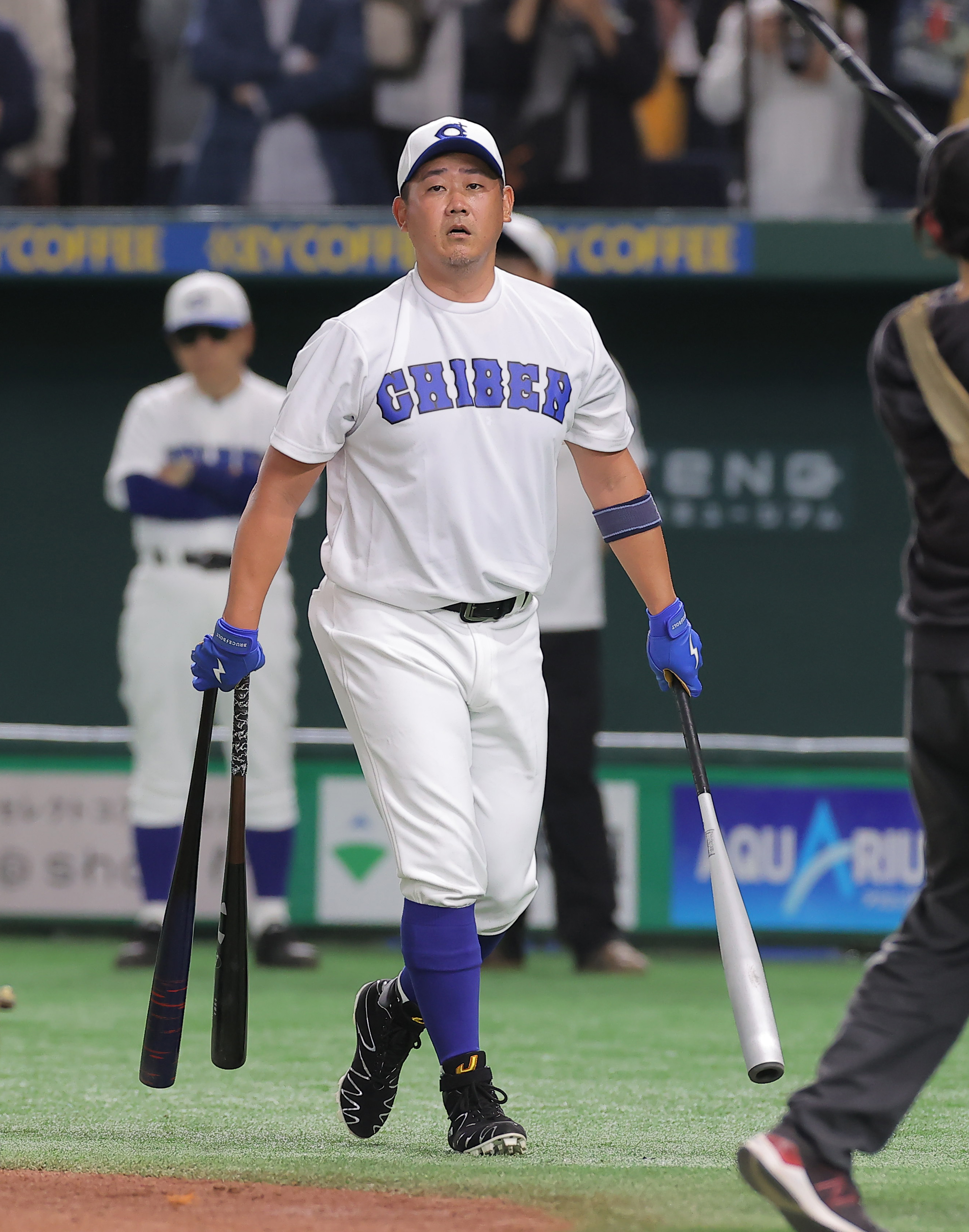 松坂大輔氏が初打席で一塁強襲安打 記念ボールはイチロー氏が手に