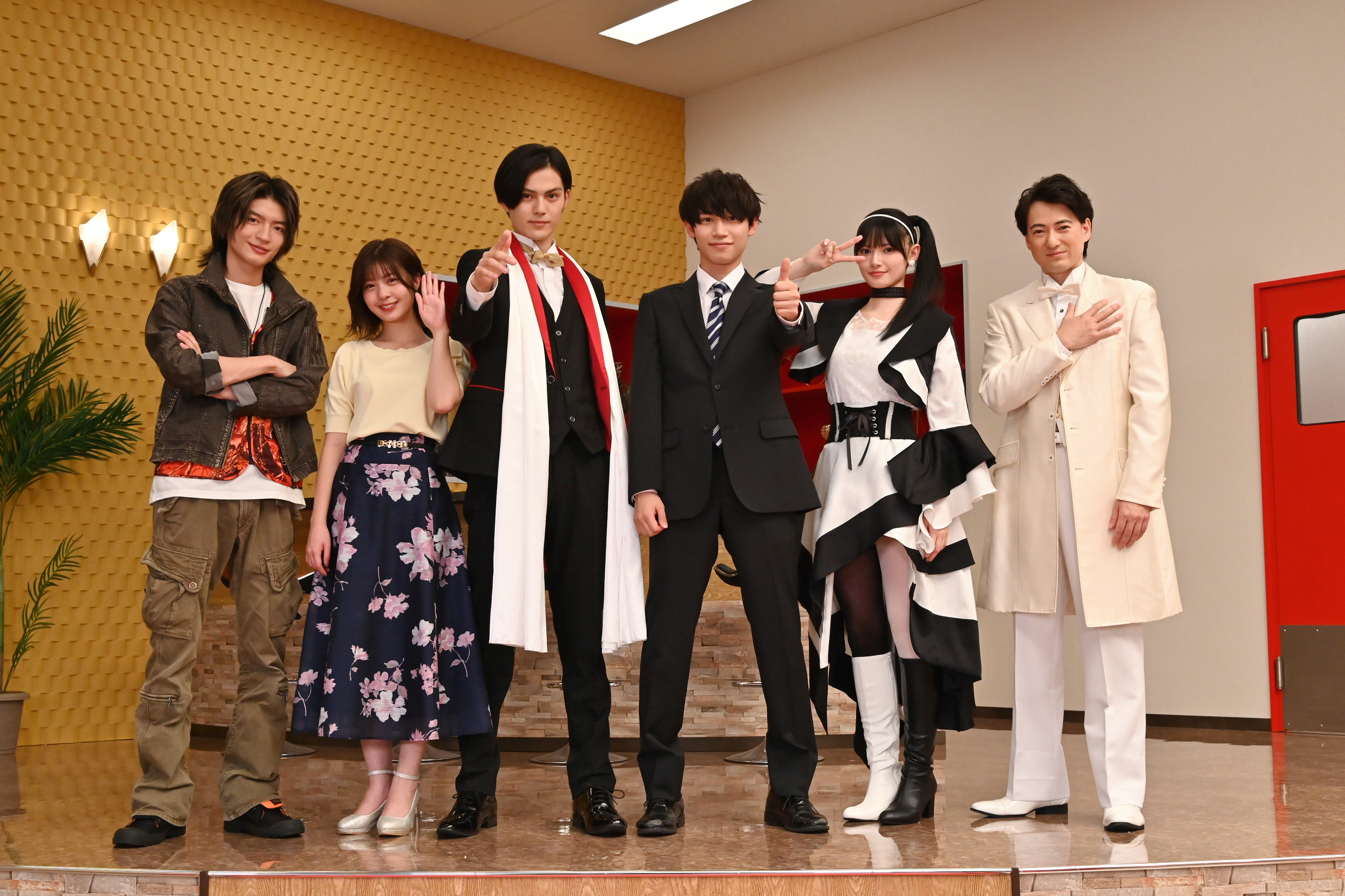 仮面ライダーギーツ」の制作発表で新ヒーロー、簡秀吉が〝きつねダンス