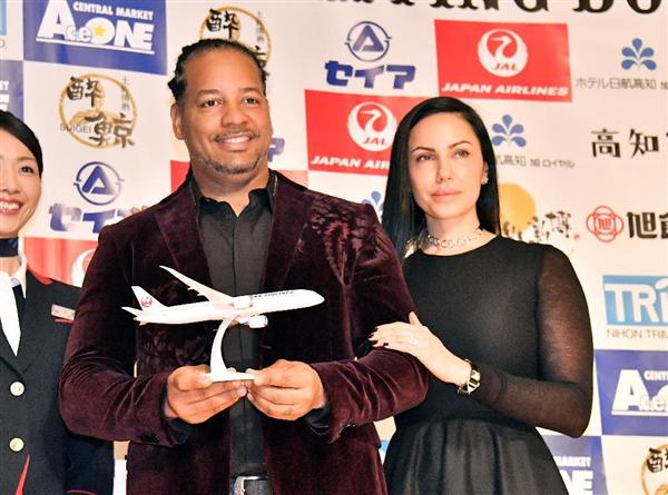 美人妻同伴で優等生会見、来日した元メジャー・ラミレス、高知独立