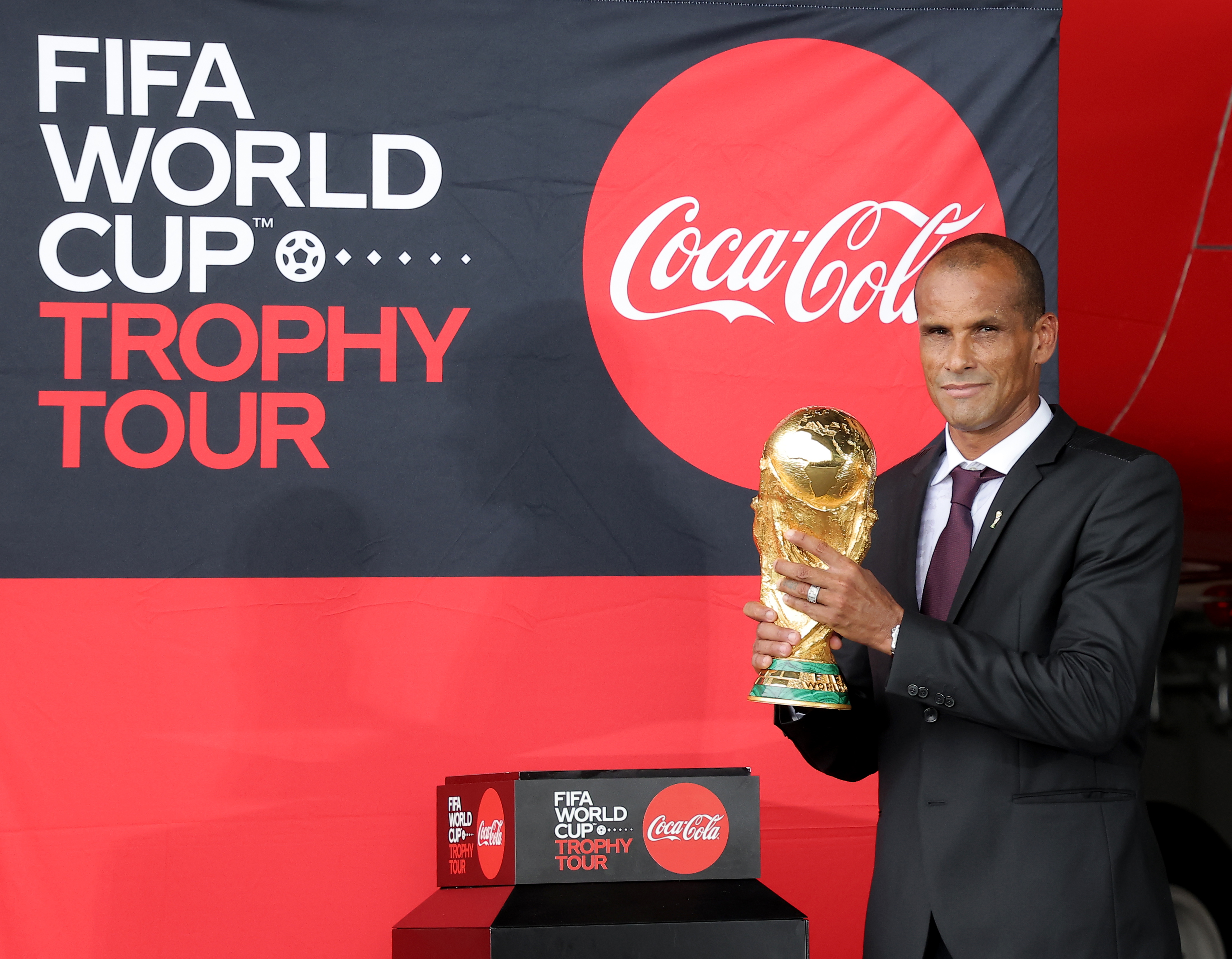 フォト特集】W杯トロフィー、専用機で到着 27日に公開 - 産経ニュース