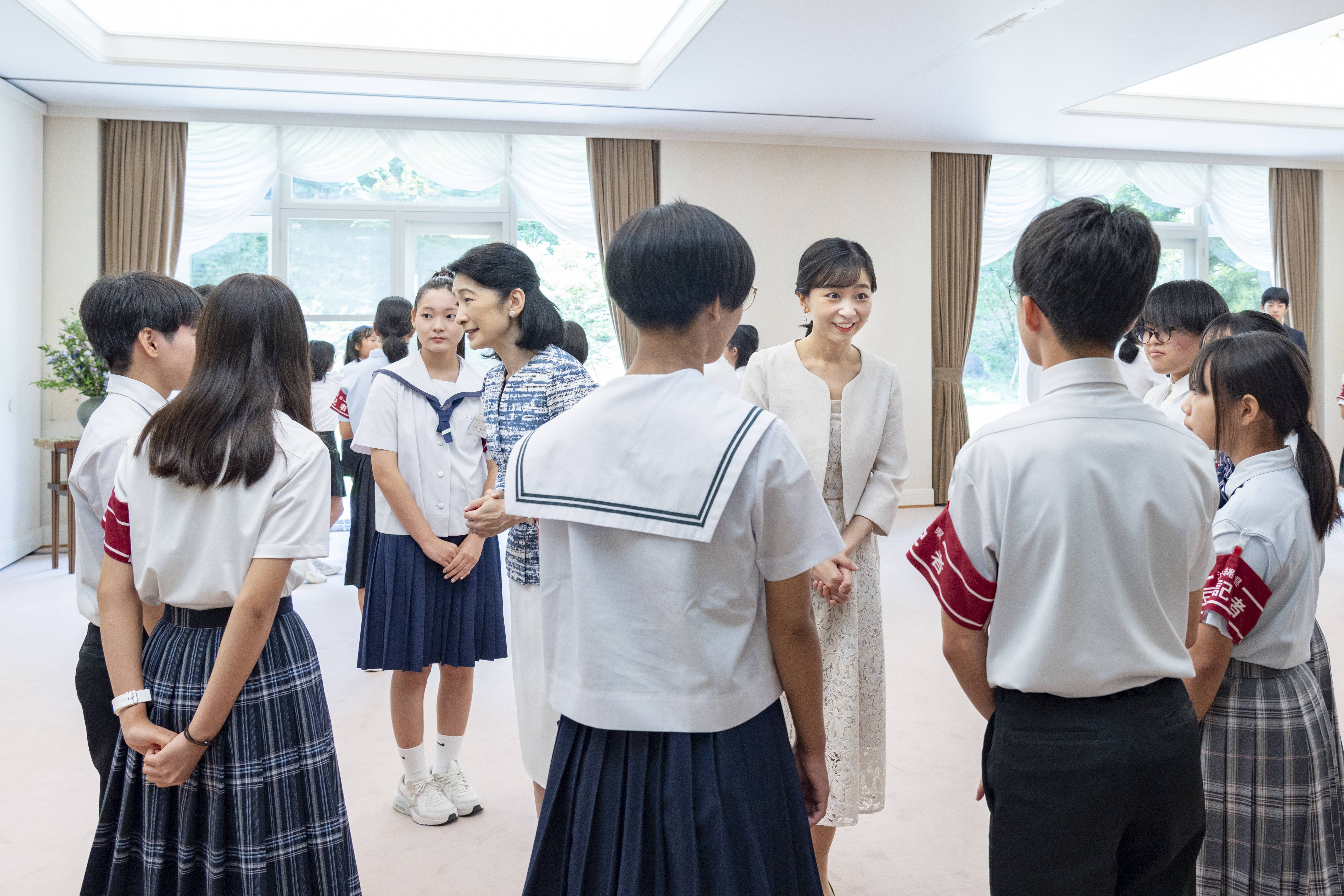 秋篠宮ご一家、沖縄の豆記者とご懇談 「海がとてもきれい」悠仁さま