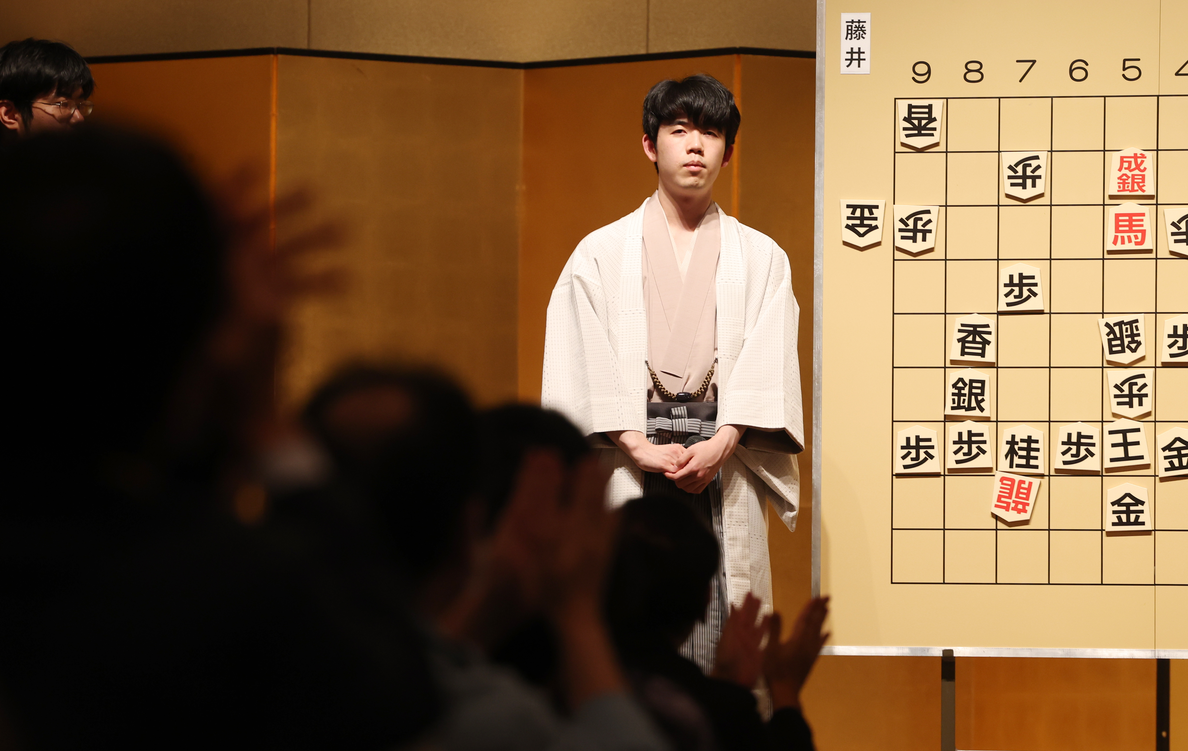動画】【フォト&動画】藤井聡太、初の全八冠制覇 21歳で棋界の頂点に