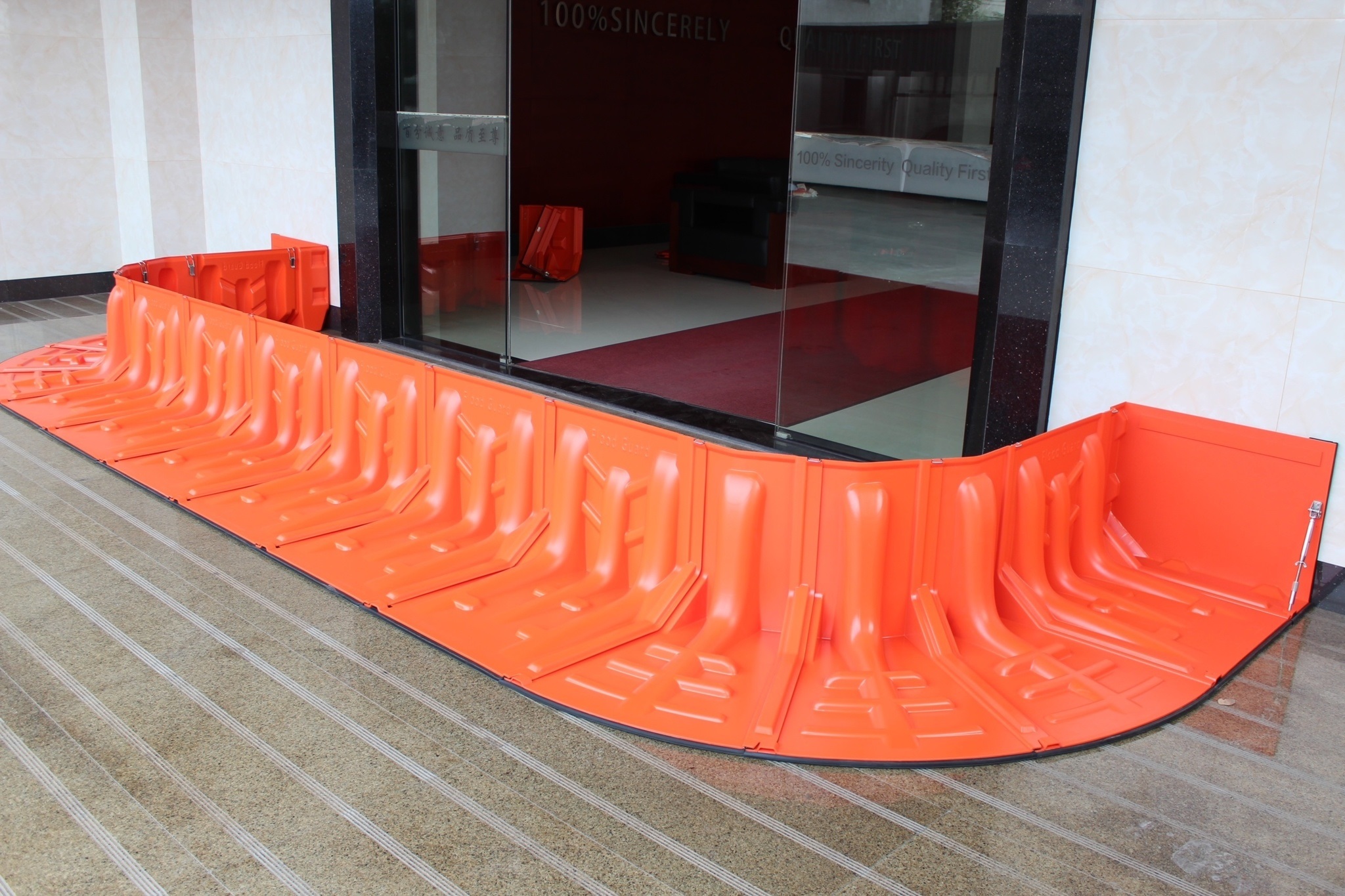 豪雨被害拡大 浸水対策グッズに注目 自動車覆うシートや設置容易な止水 