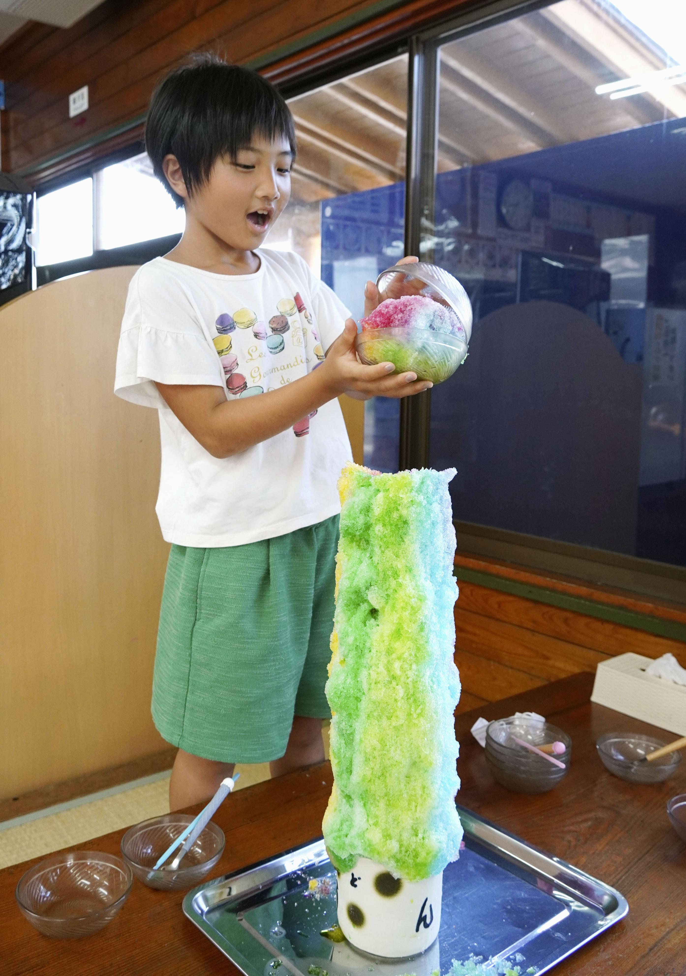 高さ70cm 虹色かき氷、今年も人気 宮崎のうどん店 - 産経ニュース
