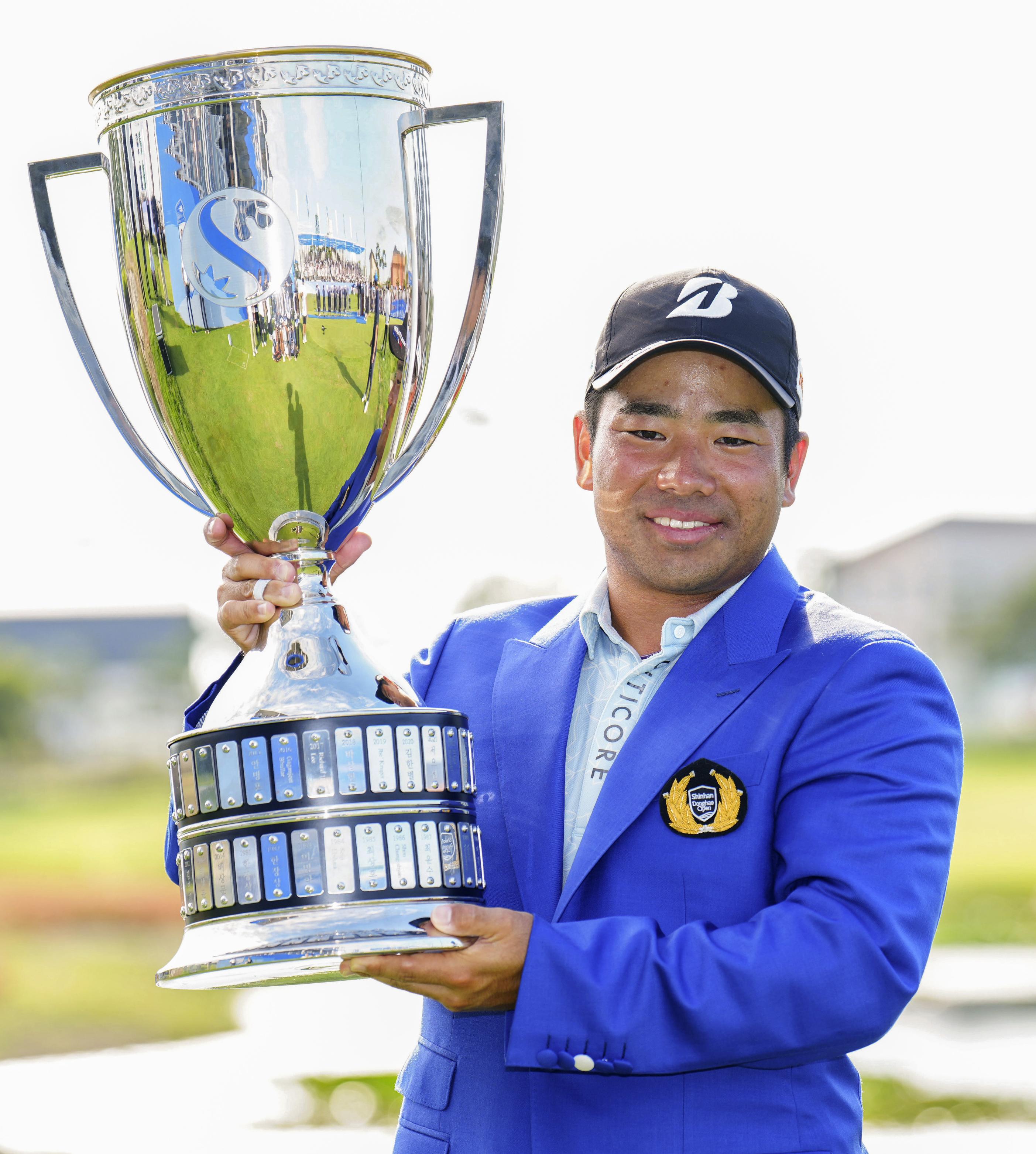 比嘉一貴がツアー通算8勝目、通算18アンダーで制す 男子ゴルフ最終日