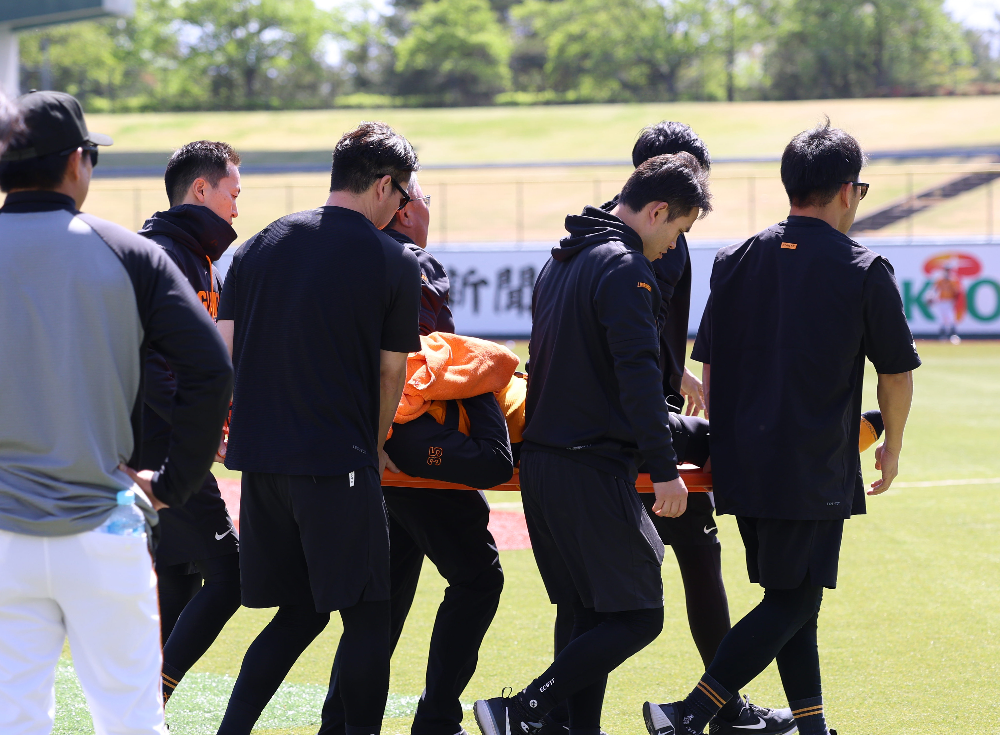 巨人・泉口友汰が救急搬送される 試合前の練習で打球が顔面を直撃
