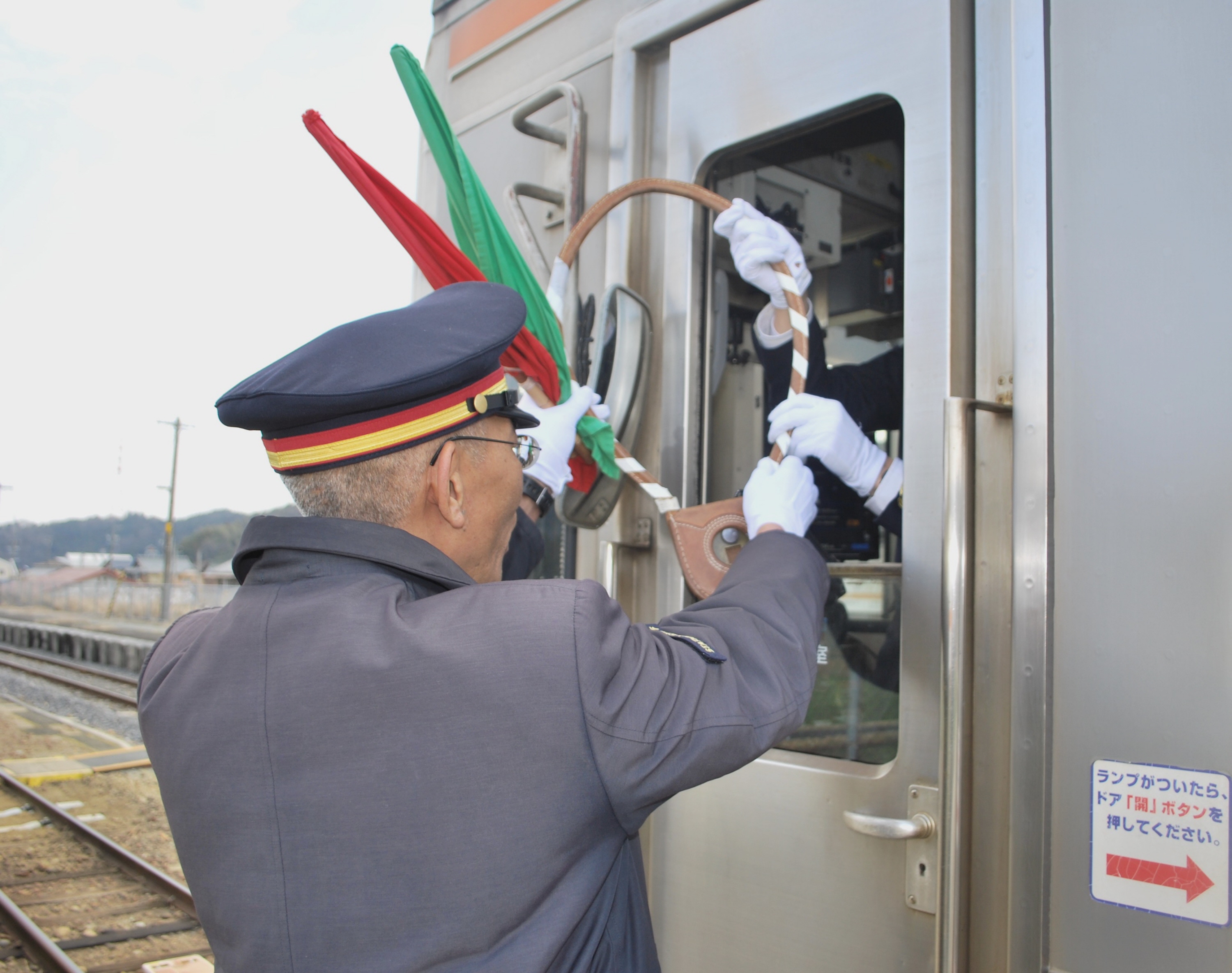 ぽっぽや」が守る安全運行、ローカル線のタブレット交換 JR名松線・家