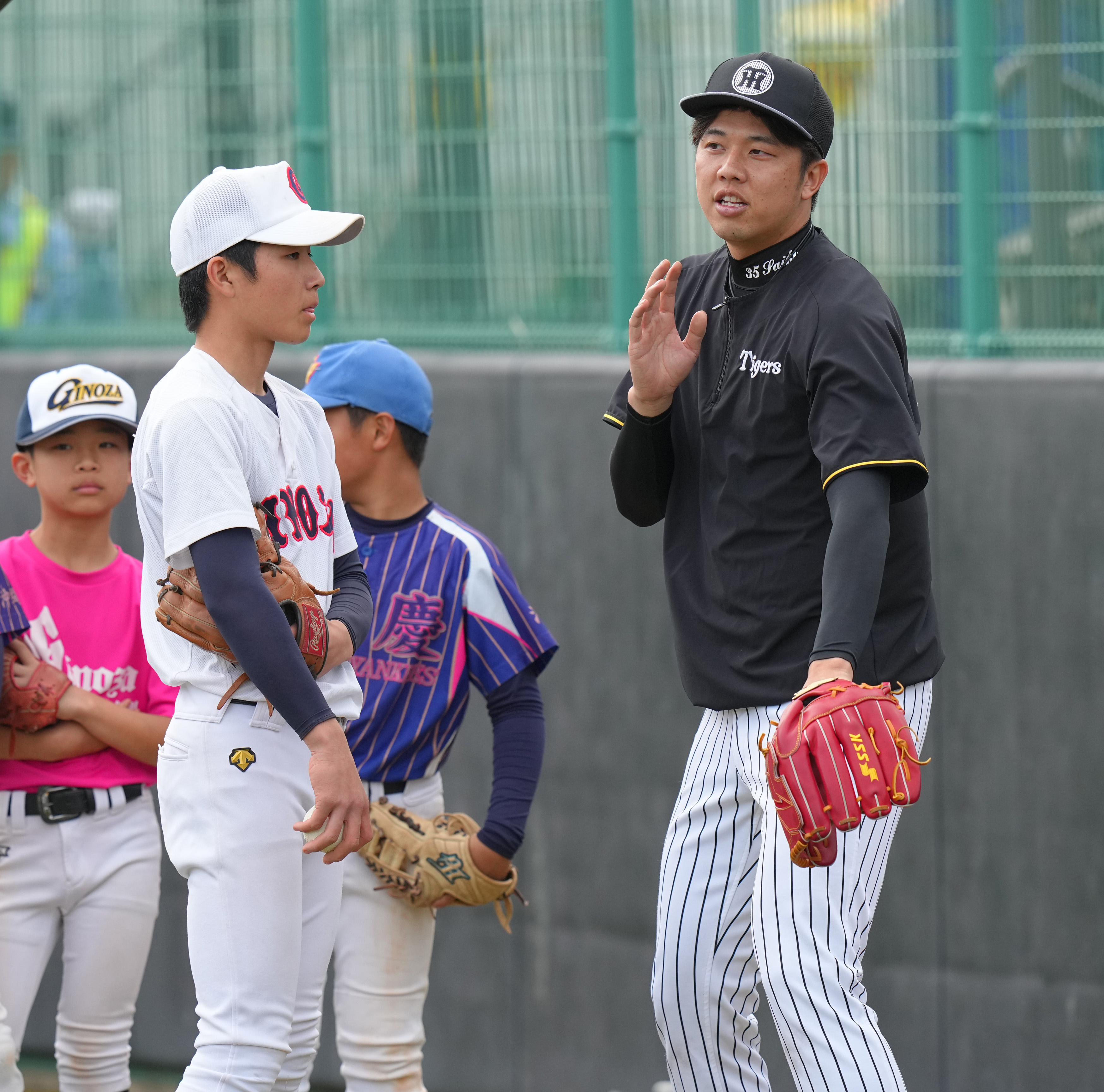 虎のソナタ】〝才木先生〟大活躍の野球教室 中3のとき能見に声掛けられ