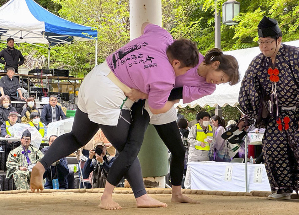 母の日恒例、女相撲大会「まこデラックス山」が「彩聖丸」を寄り倒しV