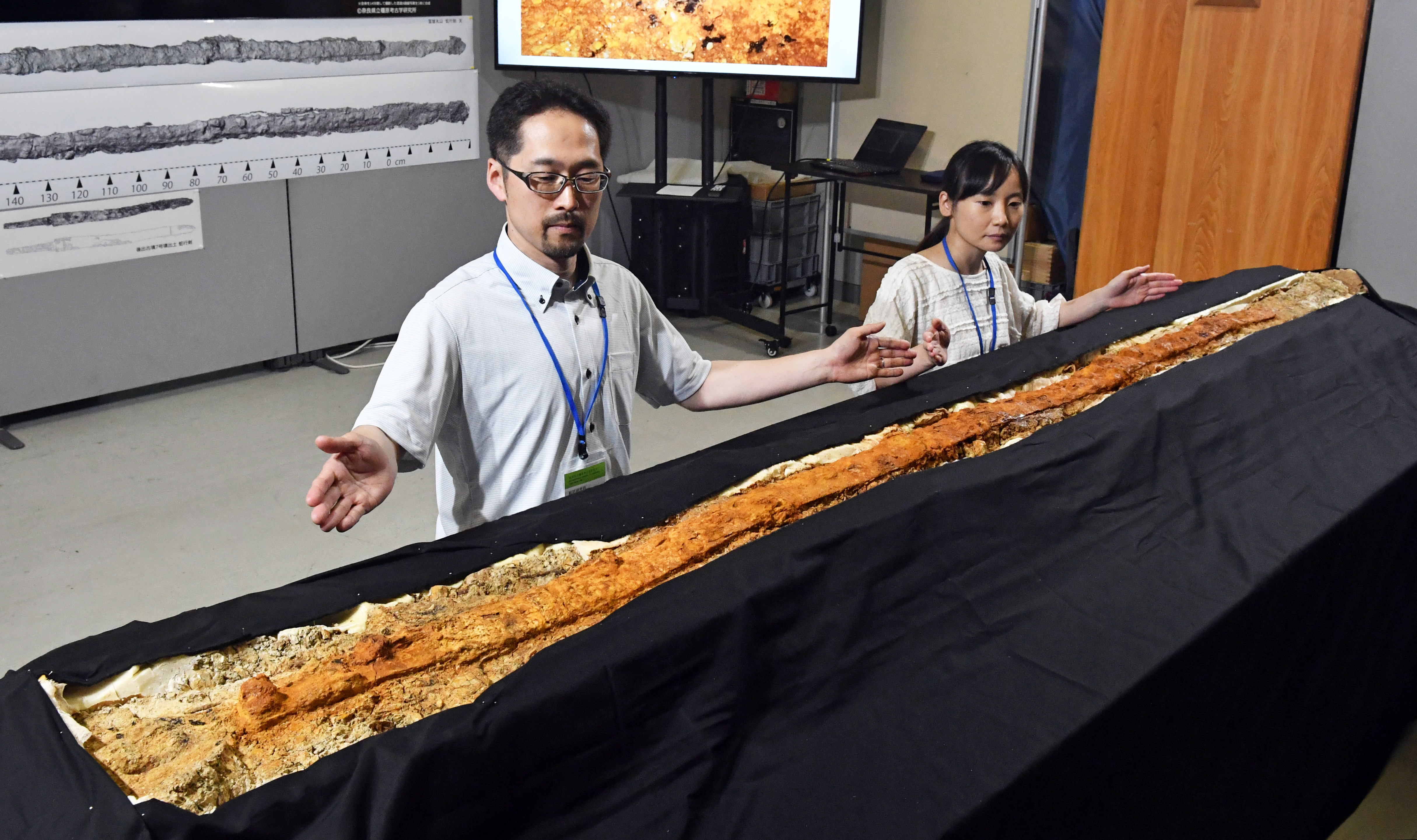 フォト】最大の「蛇行剣」が公開 最高傑作の国宝級、奈良・橿原 - 産経