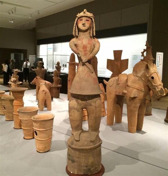 国宝指定の埴輪「挂甲（けいこう）の武人」がお出迎え！ 東京国立