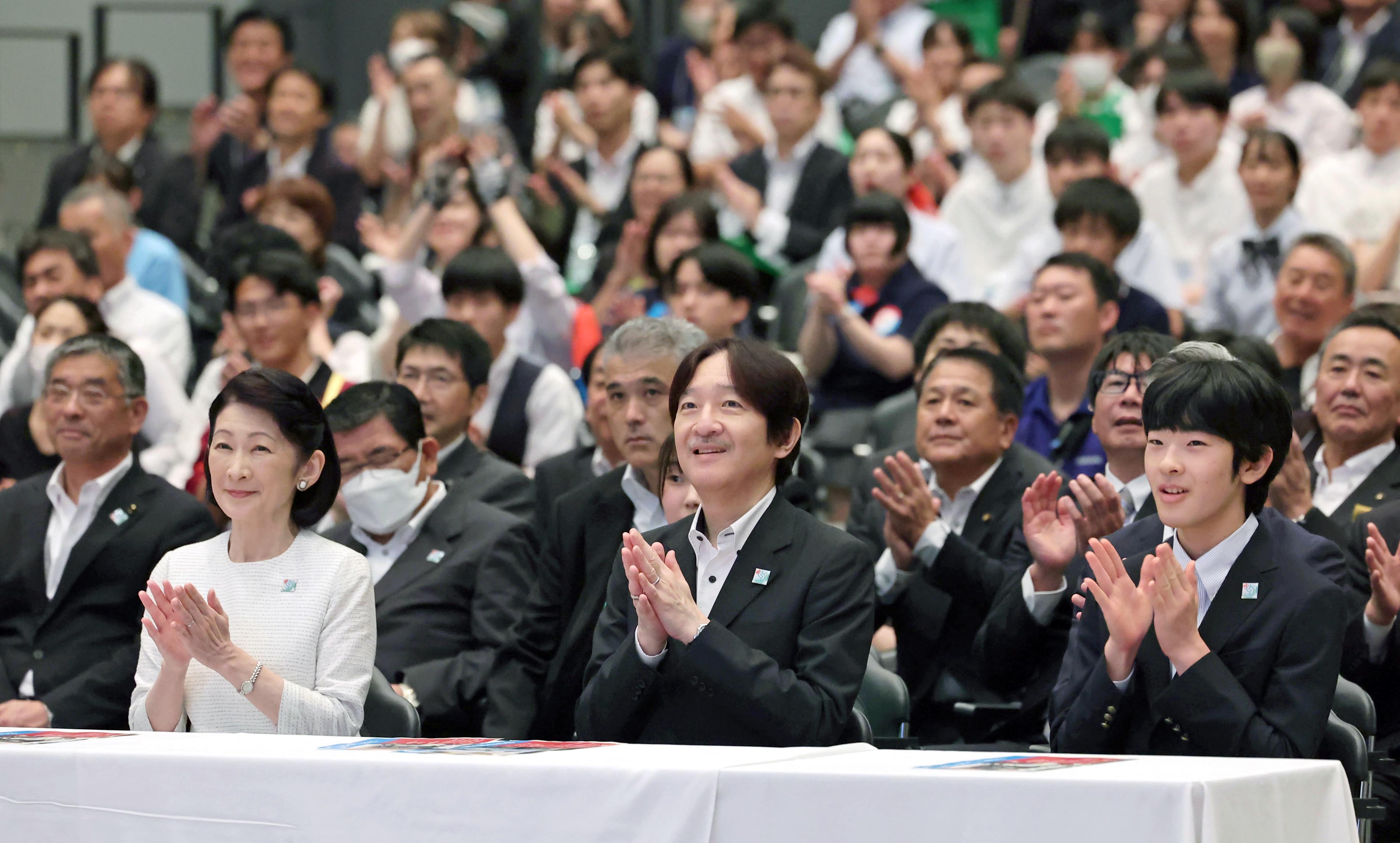 秋篠宮ご夫妻と悠仁さま、「花いけバトル」などご覧に 岐阜の総文祭で