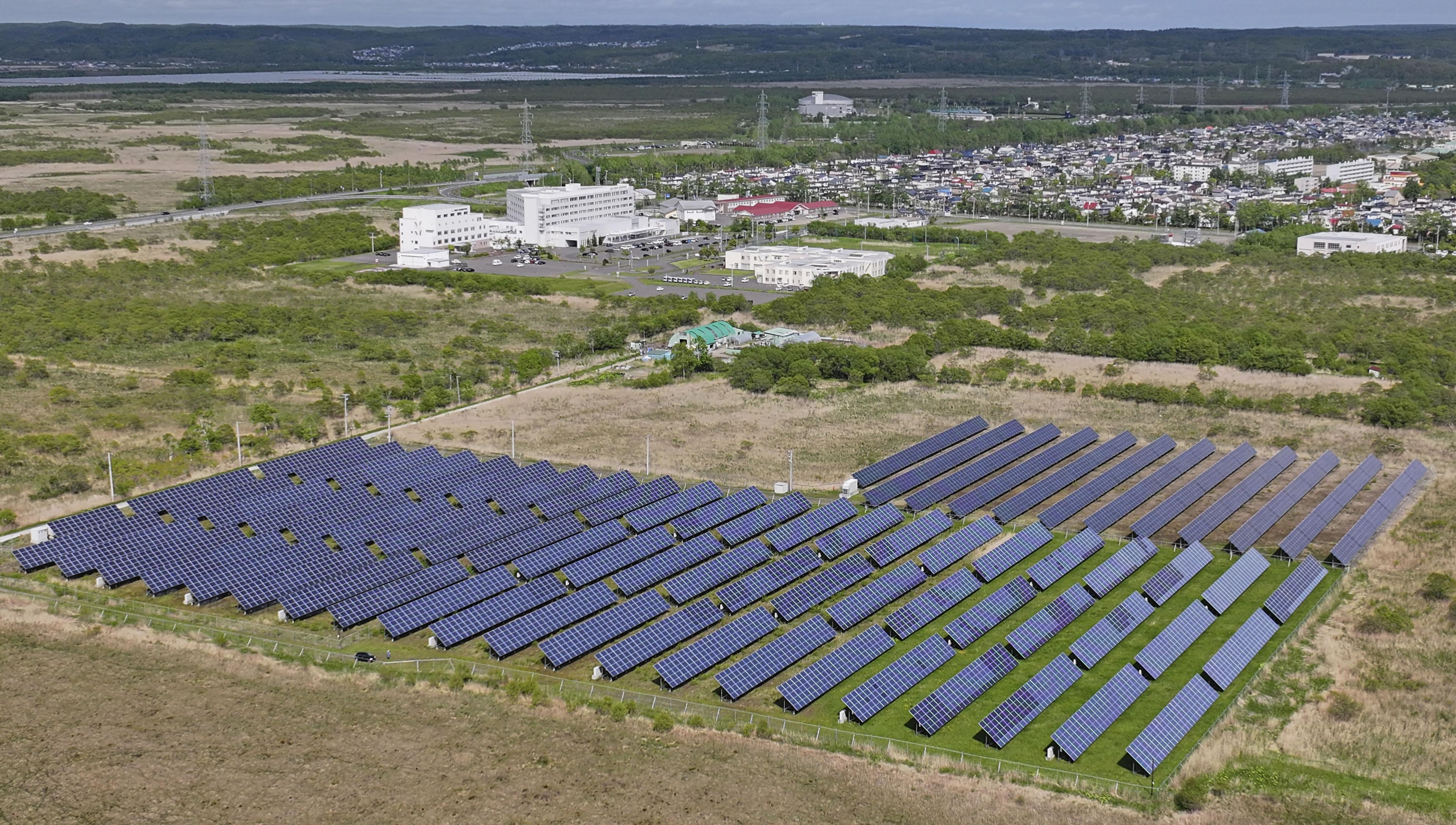 政府が使用済み太陽光パネルの再利用義務化を断念 費用負担決まらず 