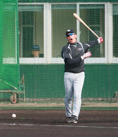 阪神 金本監督 現役時代とは逆の右打ちノックで空振り 居残り練習や のヤジ飛ぶ イザ