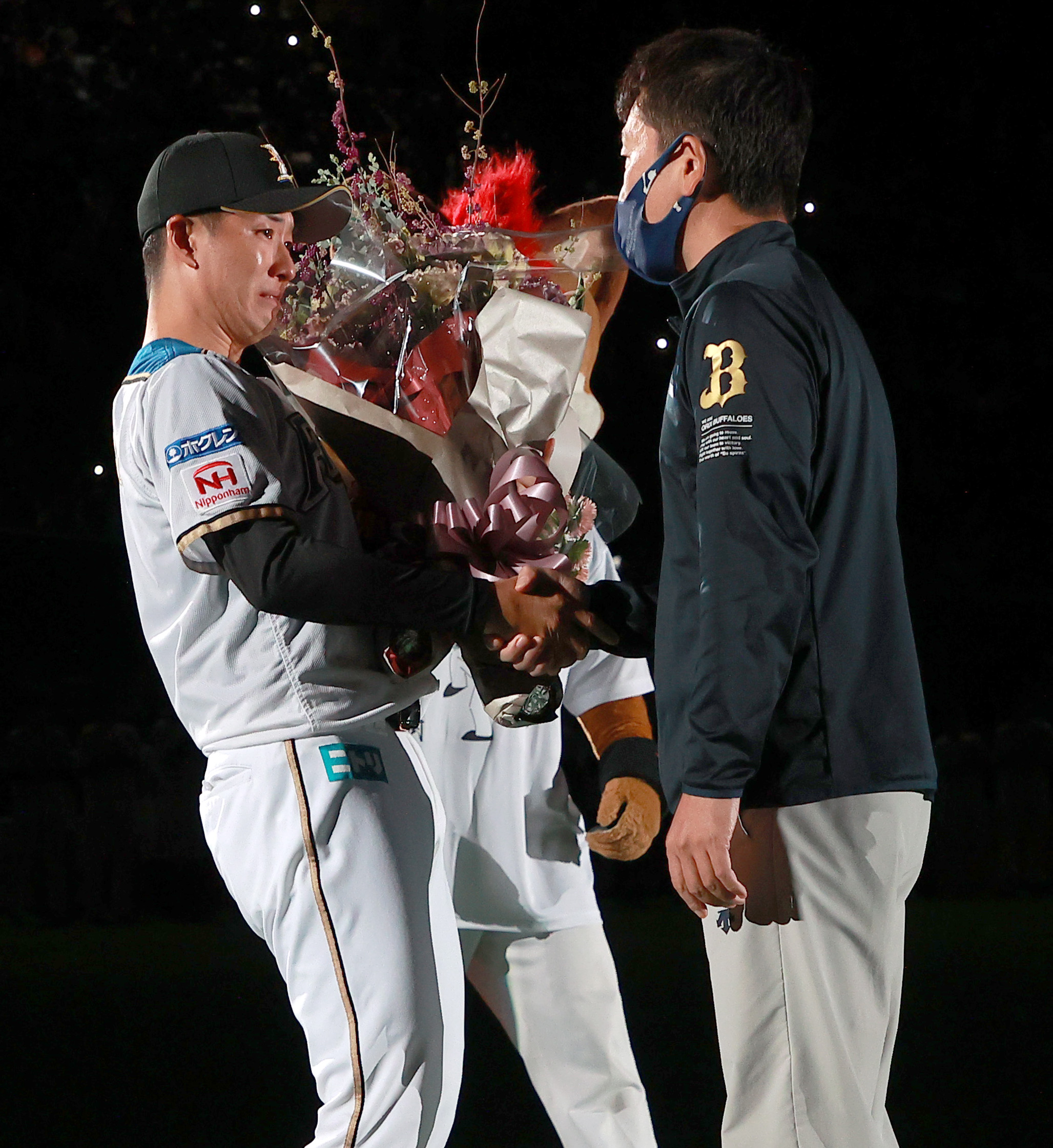 日本ハム 斎藤佑樹 涙のラスト７球 さようならハンカチ王子 ファンの皆さんも含めて 僕が持っているのは最高の仲間です サンスポ