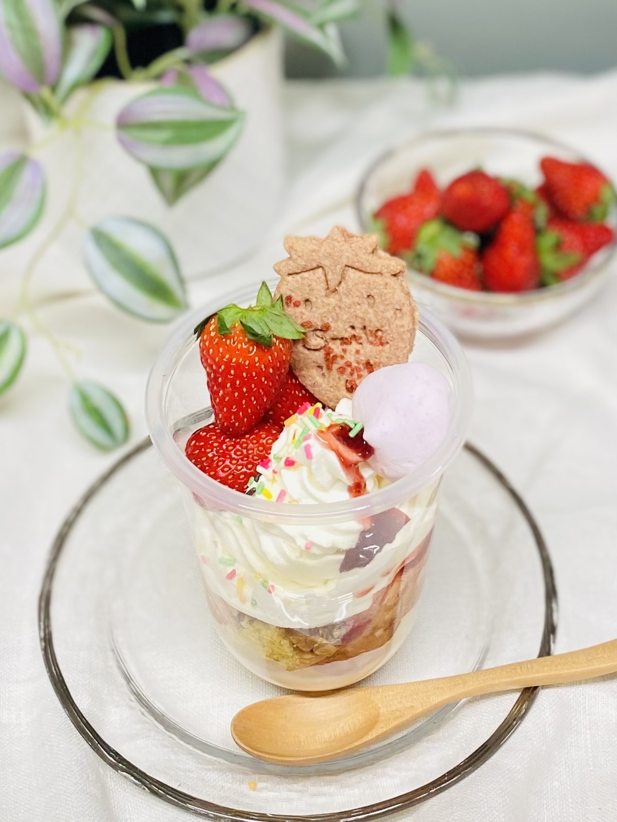 推しいちごでパフェ作り体験、「あまりん」などのテイスティング