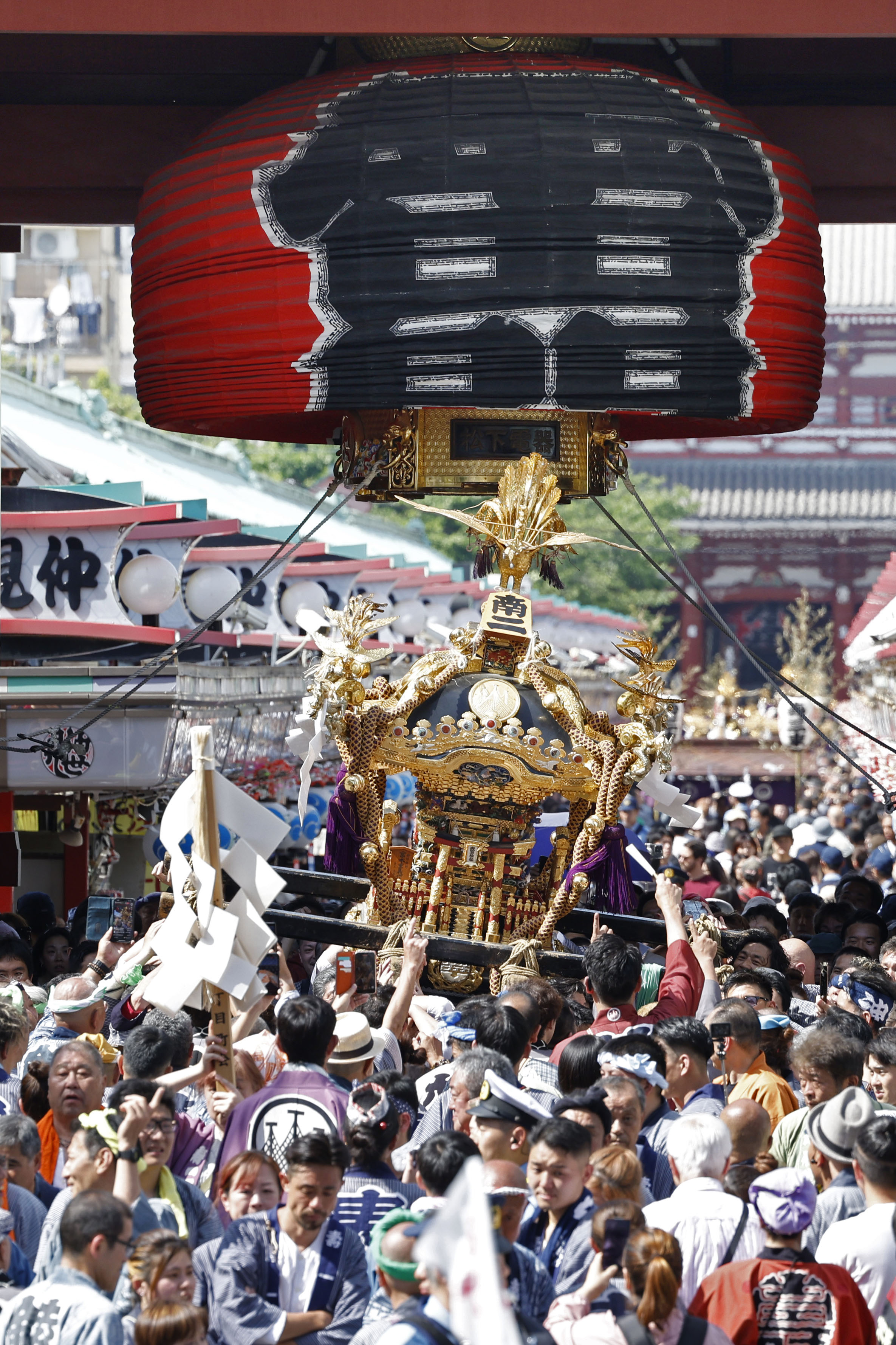 下町神輿 祭りの記録 下町を包む熱気、みこし約100基が練り歩き 東京・浅草、三社