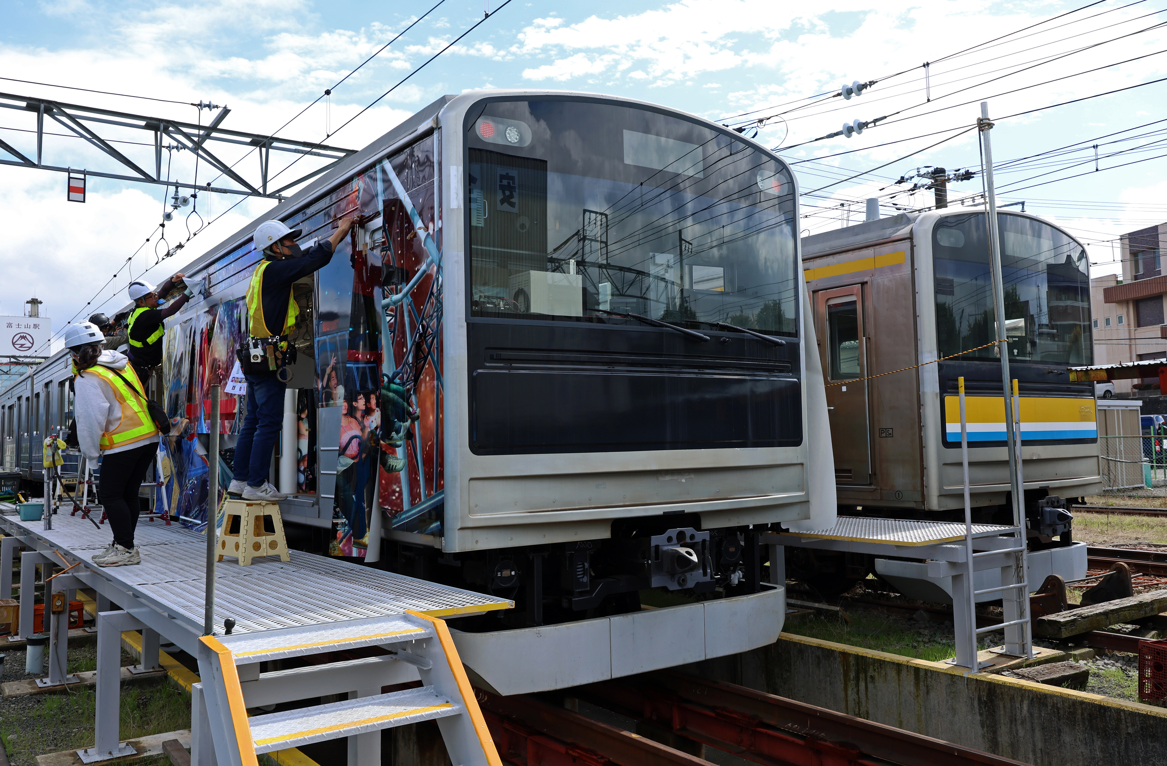 動画】元JR鶴見線の車両に6人のヒーロー 富士山麓電気鉄道「絶叫戦隊